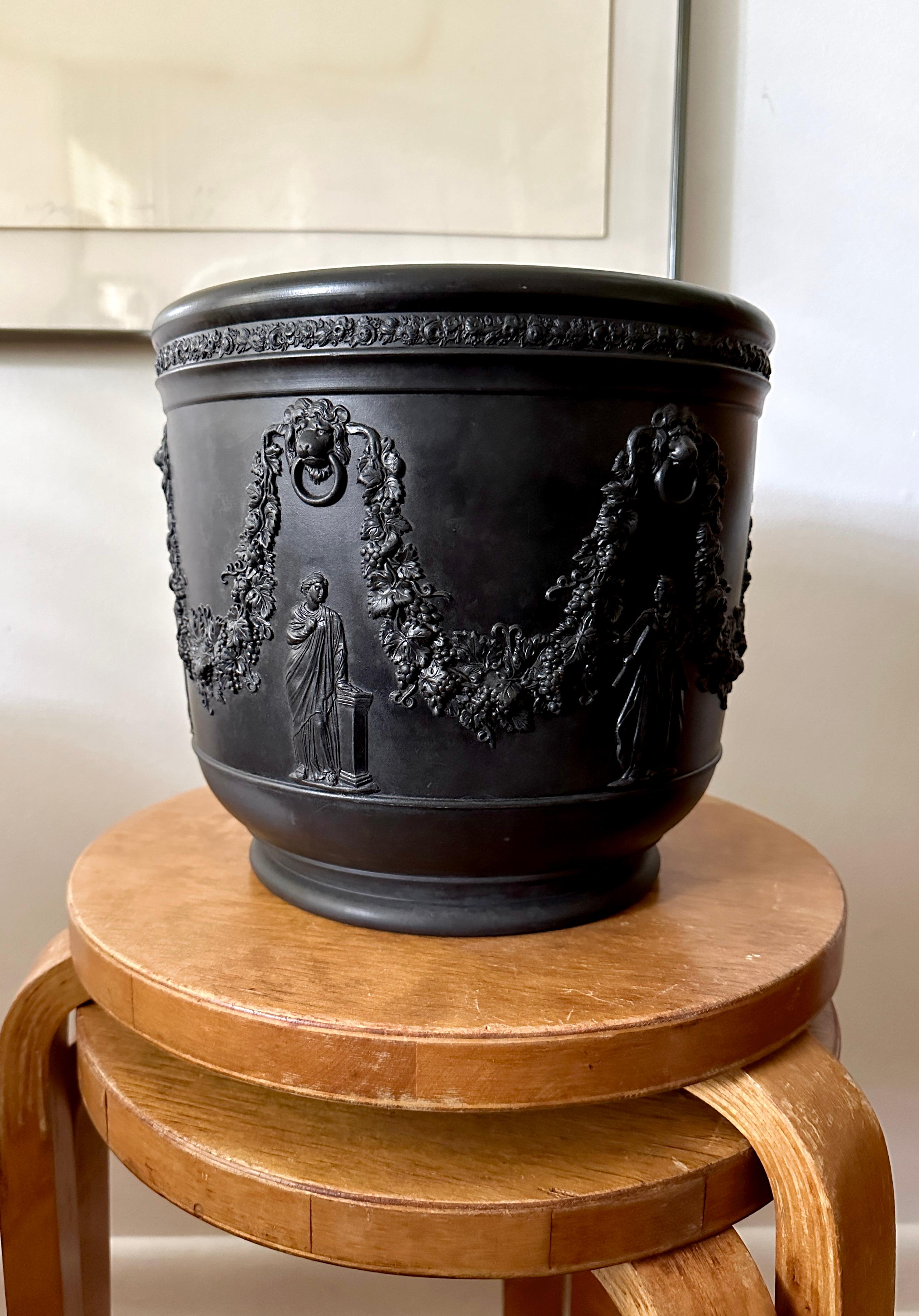 Neoclassico Grande Jardiniere neoclassico in basalto nero massiccio di Wedgwood in vendita