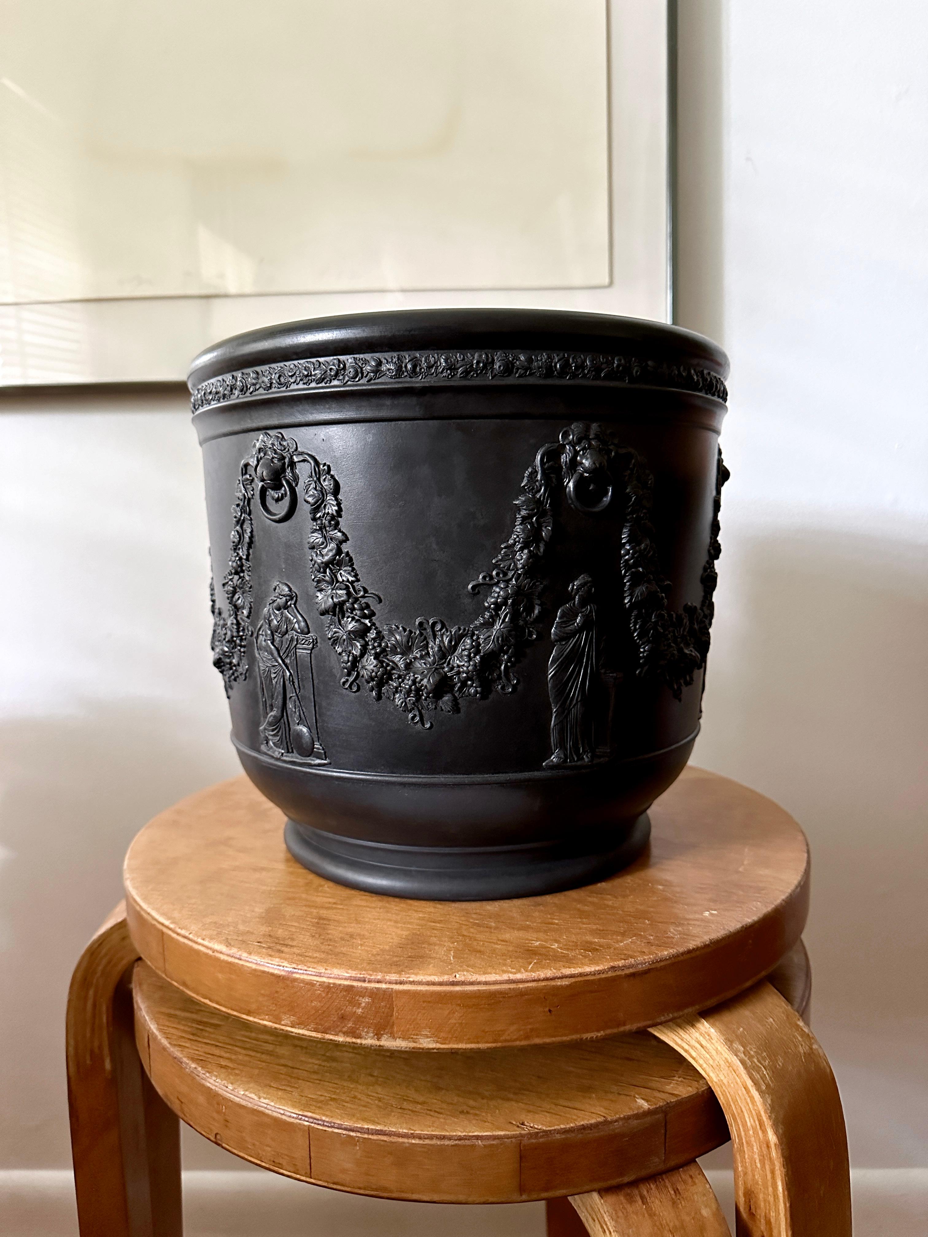 Inglese Grande Jardiniere neoclassico in basalto nero massiccio di Wedgwood in vendita