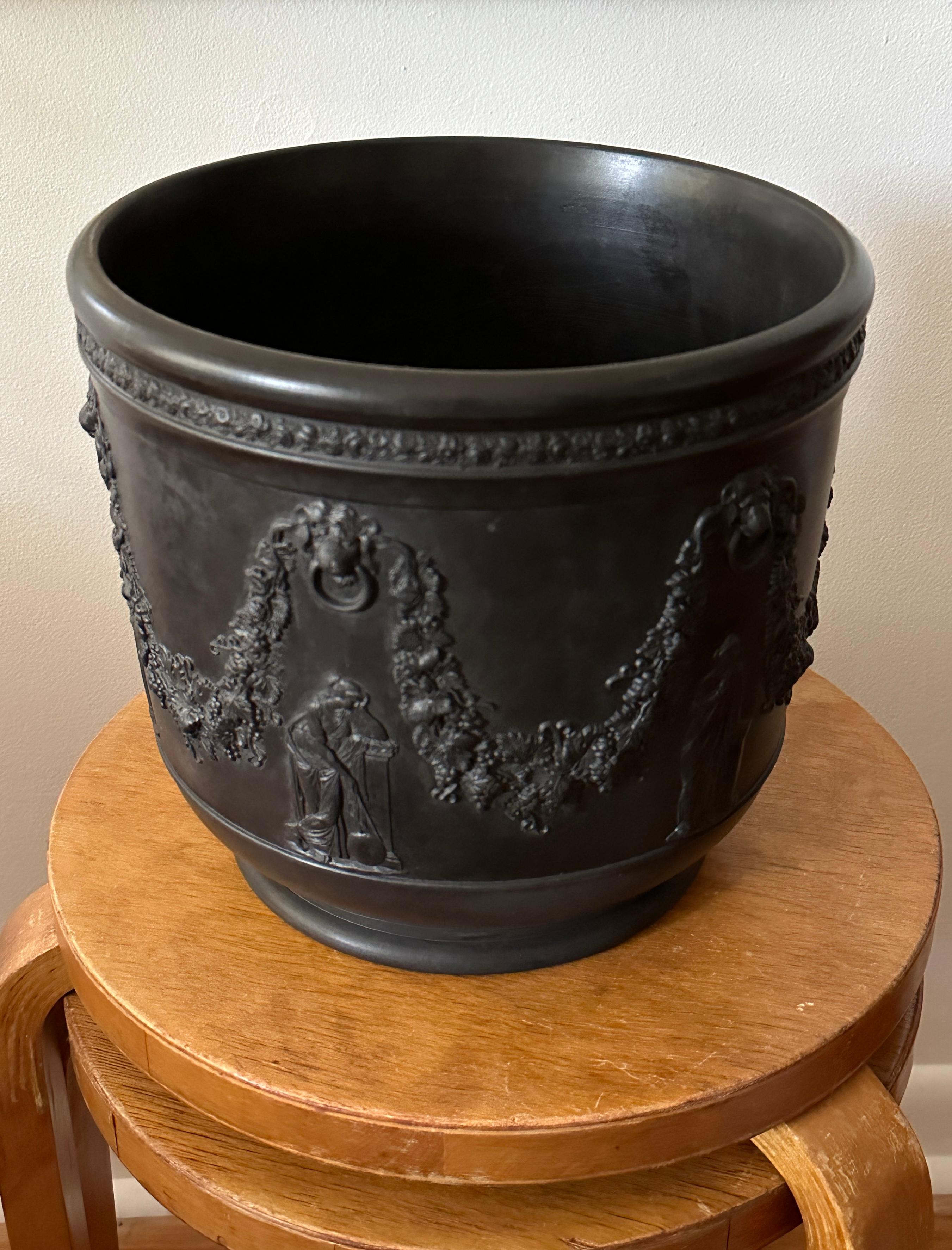 Fatto a mano Grande Jardiniere neoclassico in basalto nero massiccio di Wedgwood in vendita