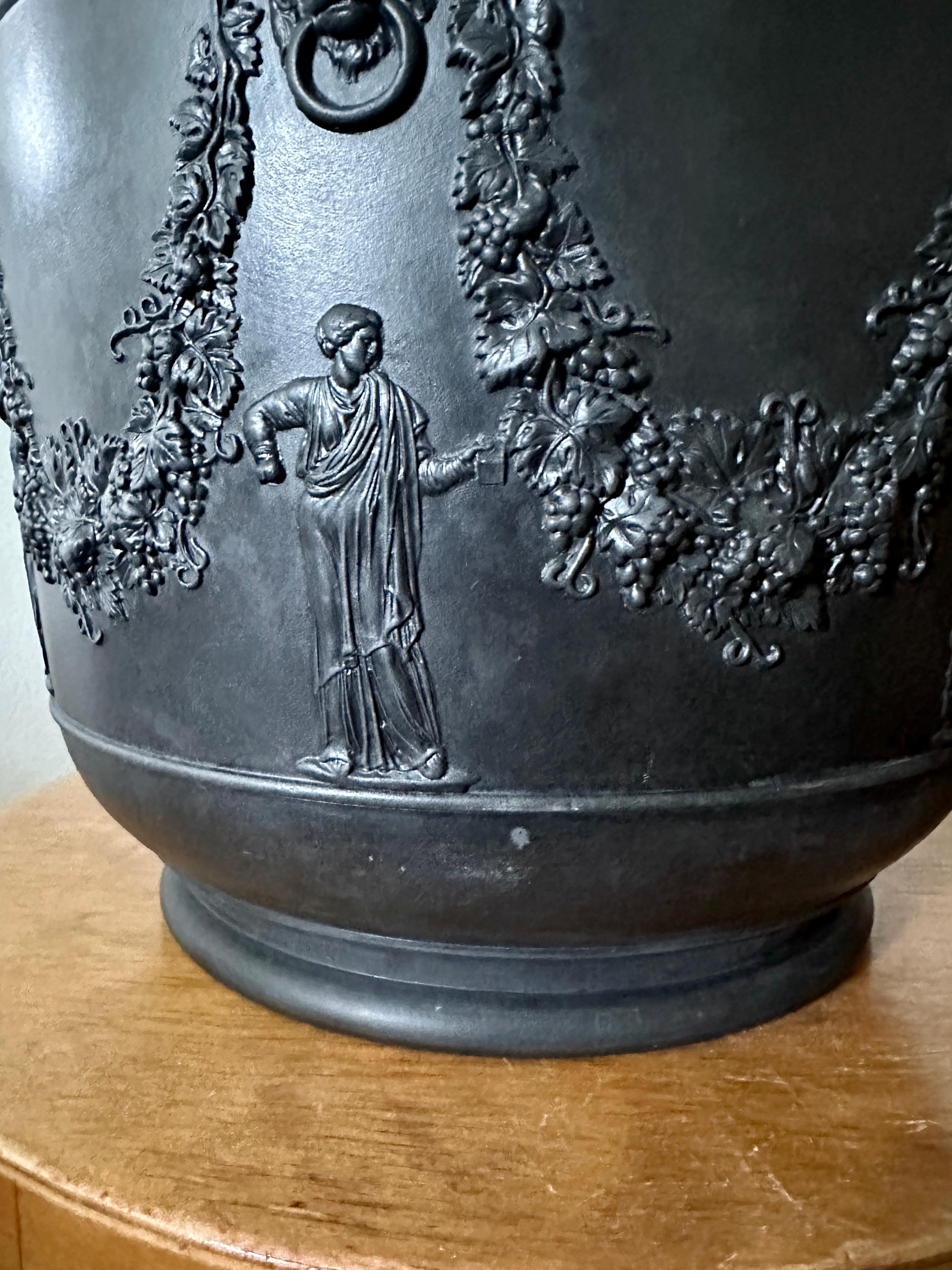 Grande Jardiniere neoclassico in basalto nero massiccio di Wedgwood In condizioni buone in vendita a Doraville, GA