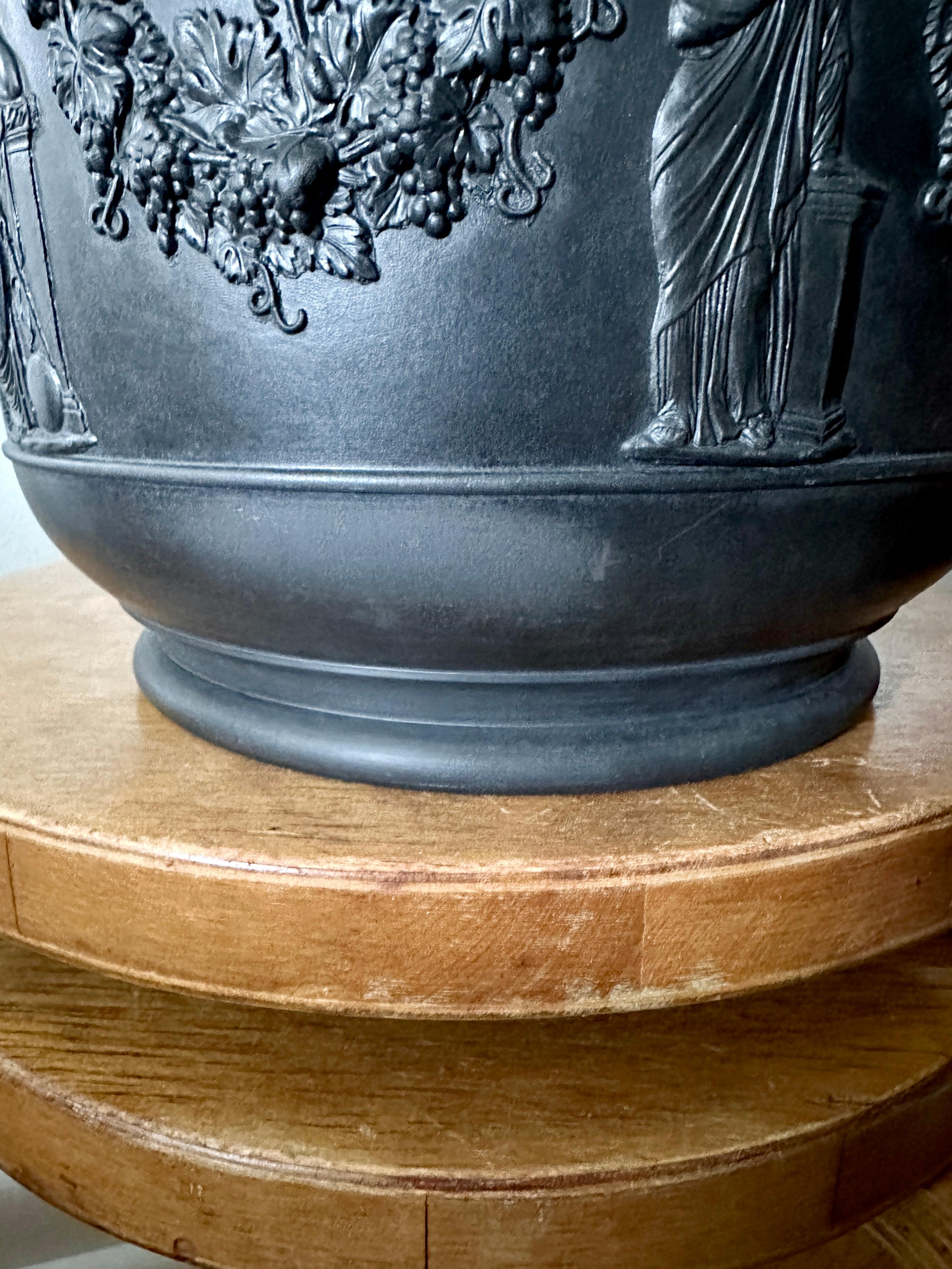 XX secolo Grande Jardiniere neoclassico in basalto nero massiccio di Wedgwood in vendita