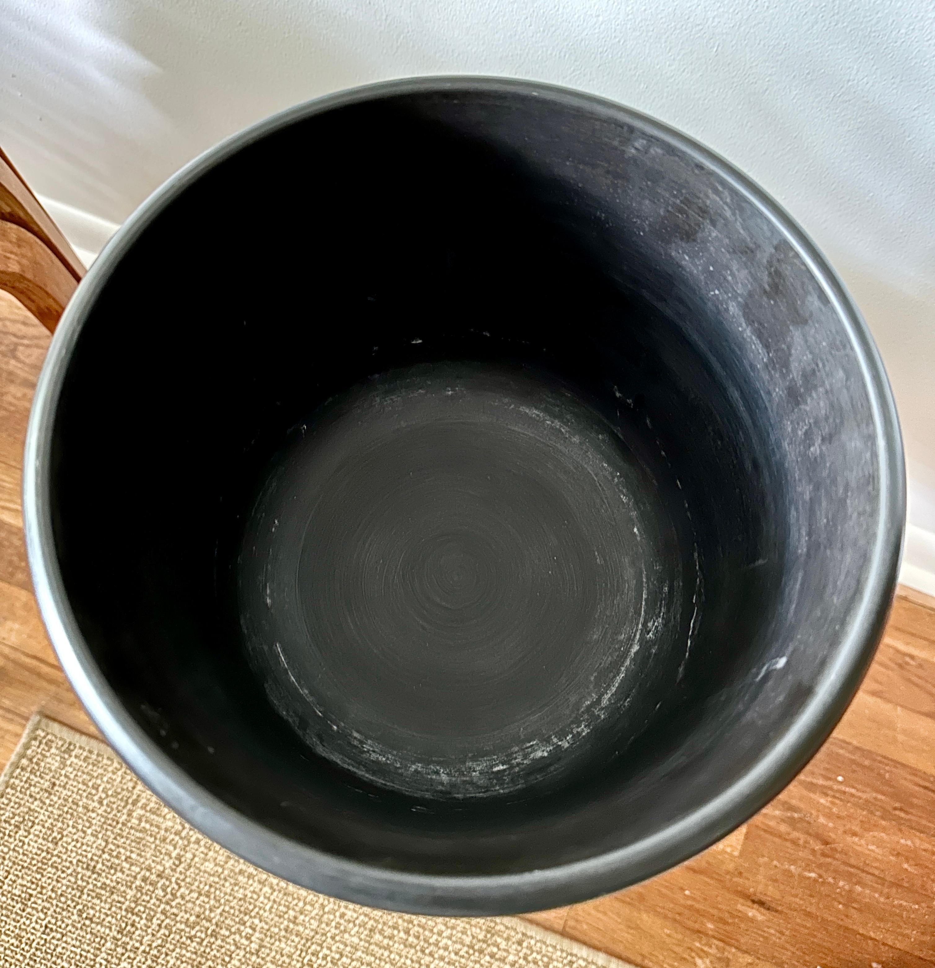 Ceramica Grande Jardiniere neoclassico in basalto nero massiccio di Wedgwood in vendita
