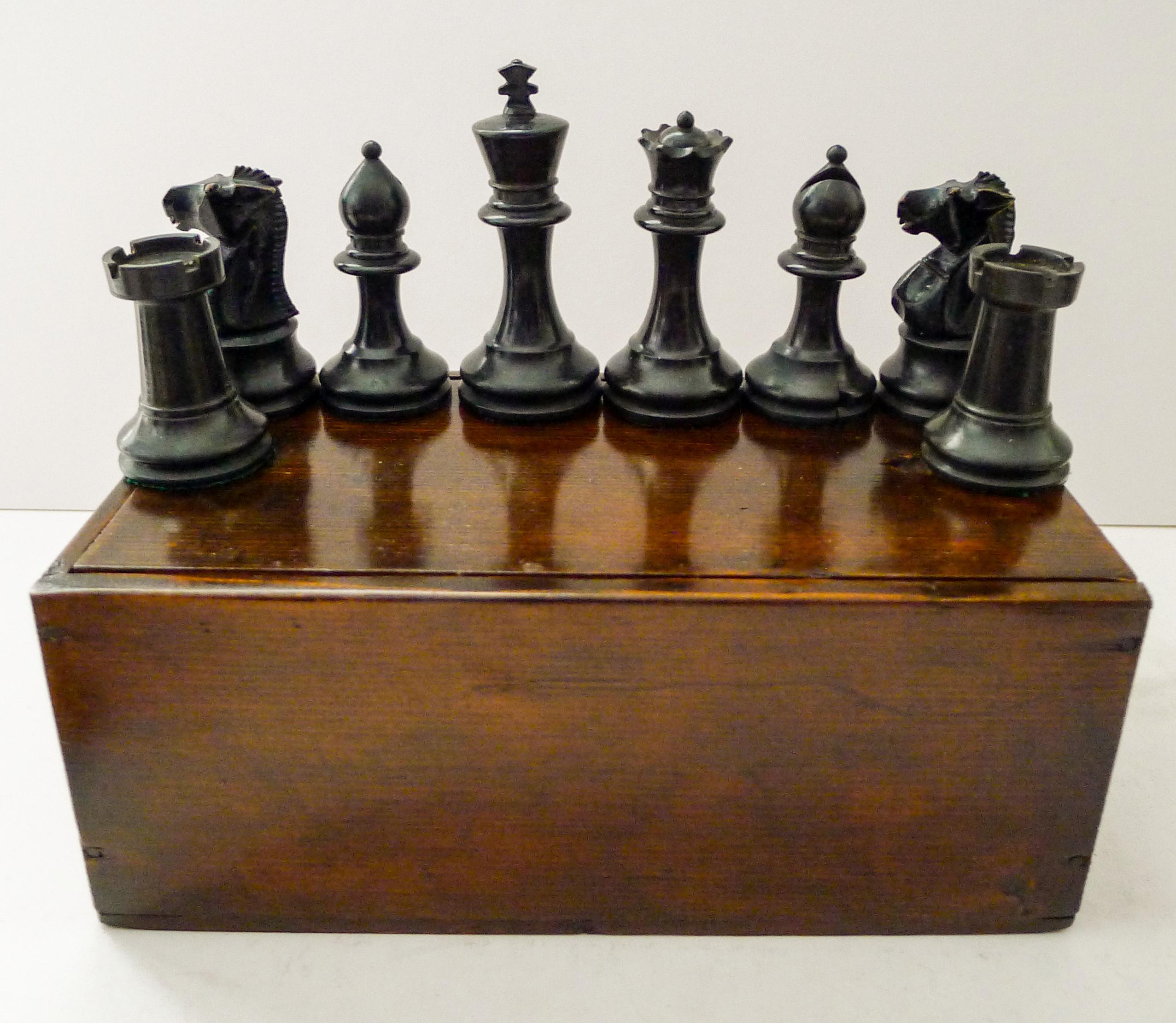Début du 20ème siècle Grand ensemble d'échecs en buis lesté par Benetfink, Cheapside, Londres, vers 1900