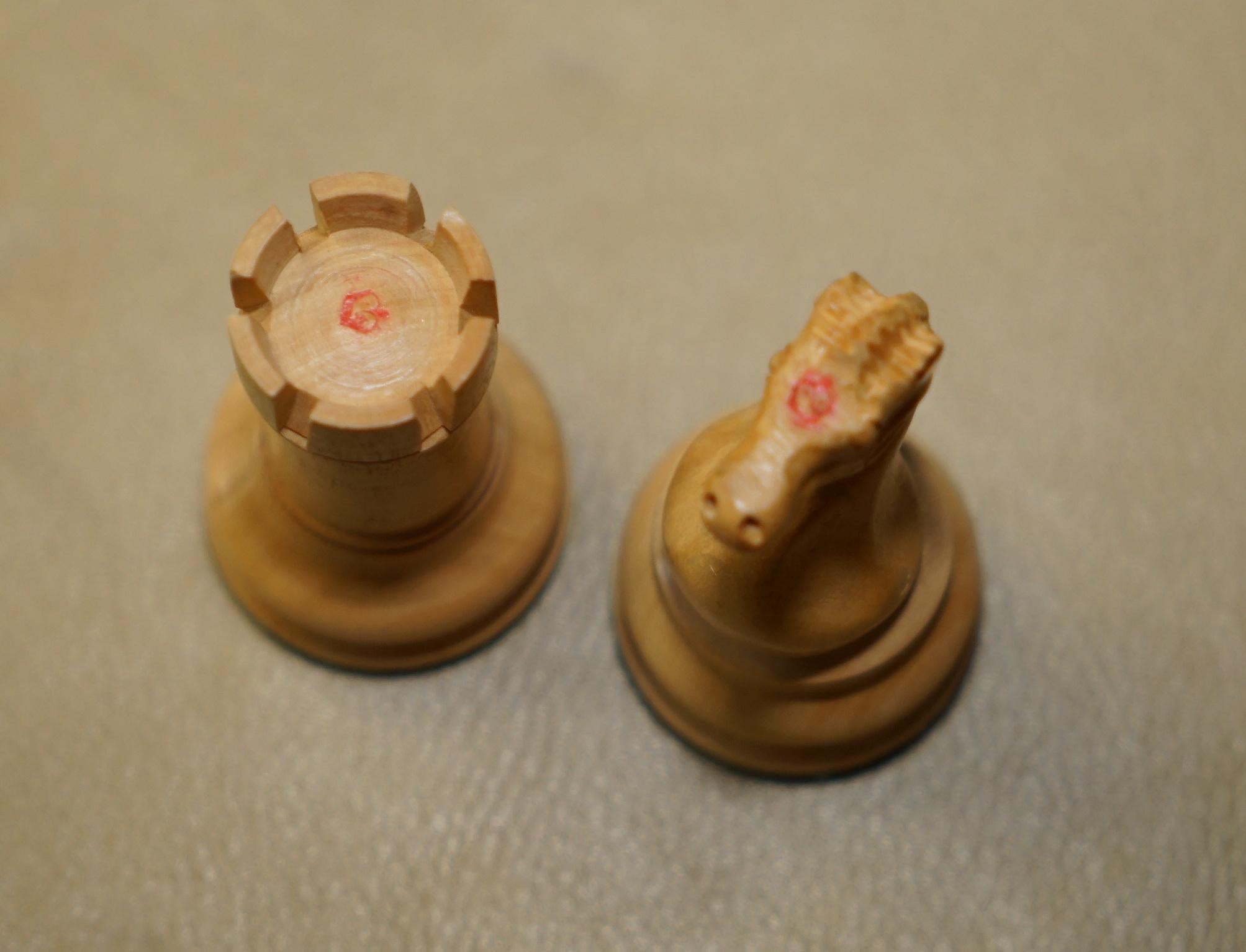 GRANDE SET DI SCACCHI D'EPOCA DI JACQUE STAUNTON CHESSMAN STAMPED SCATOLA ORIGINALE in vendita 3