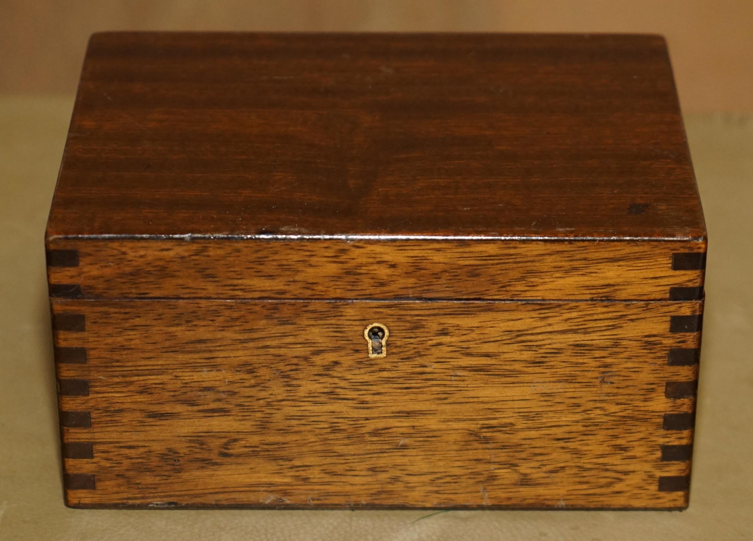 Mid-Century moderno GRANDE SET DI SCACCHI D'EPOCA DI JACQUE STAUNTON CHESSMAN STAMPED SCATOLA ORIGINALE in vendita