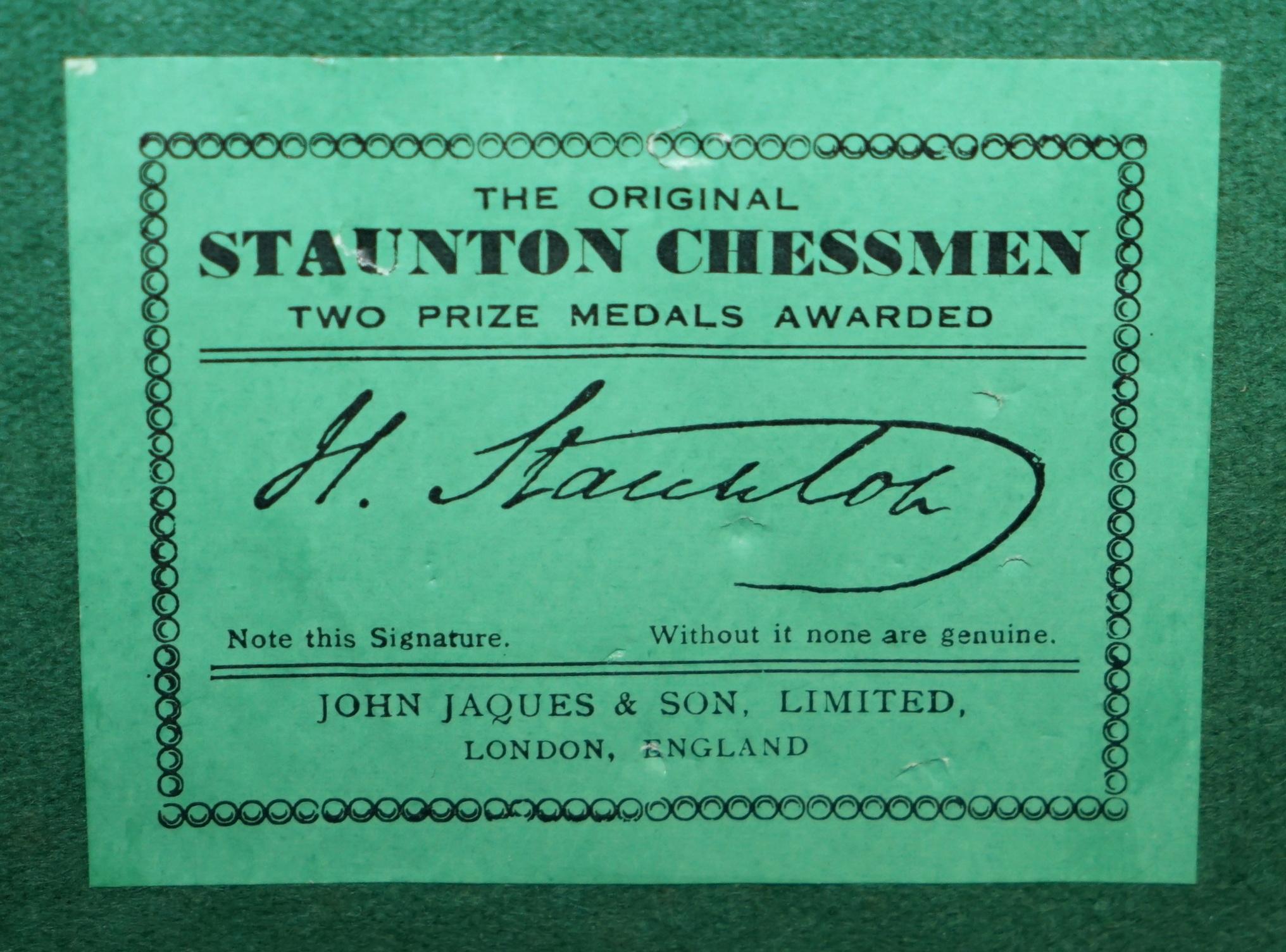 Fatto a mano GRANDE SET DI SCACCHI D'EPOCA DI JACQUE STAUNTON CHESSMAN STAMPED SCATOLA ORIGINALE in vendita