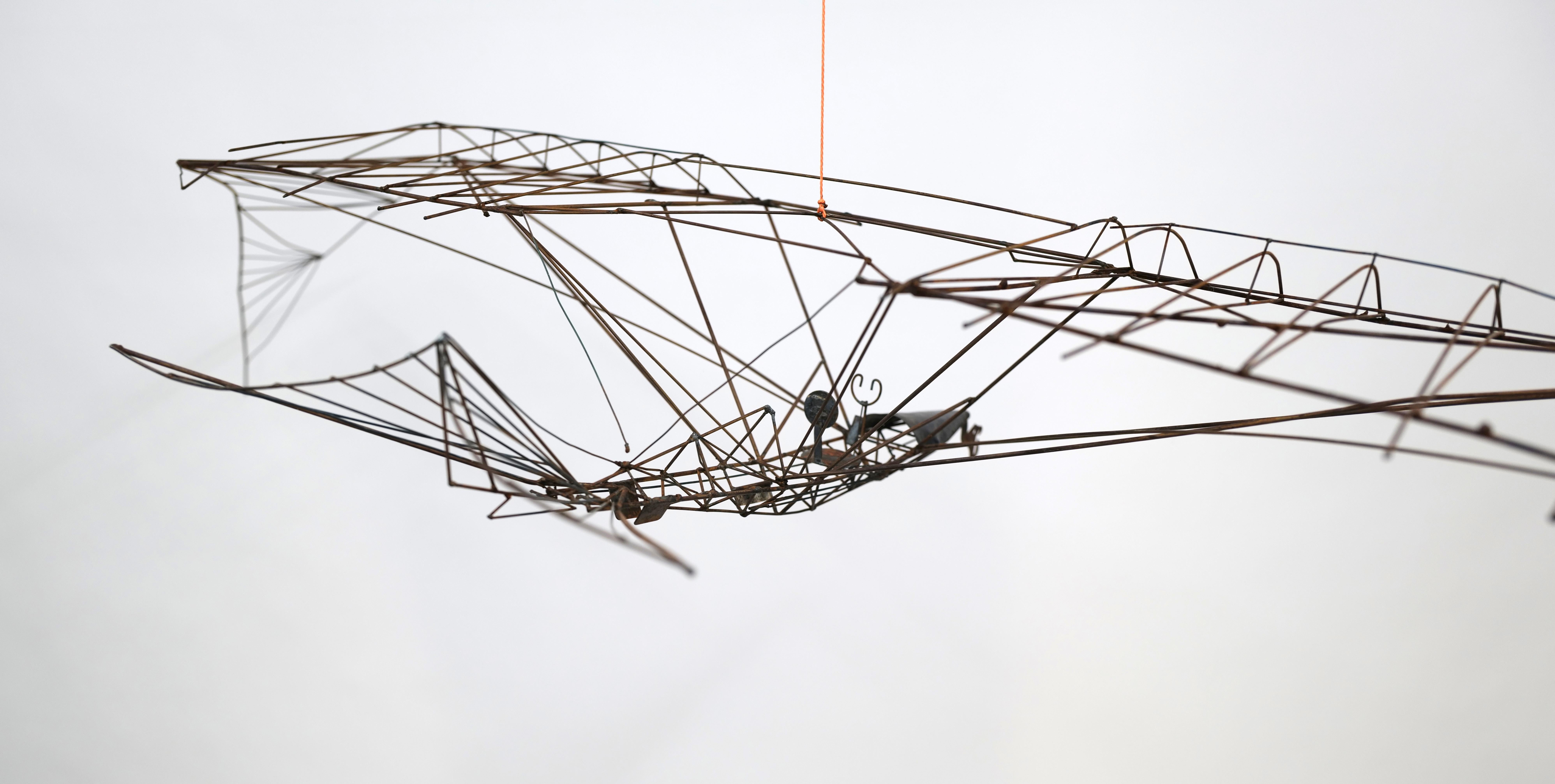 Scultura di aeroplano in filo metallico saldato di grandi dimensioni 8