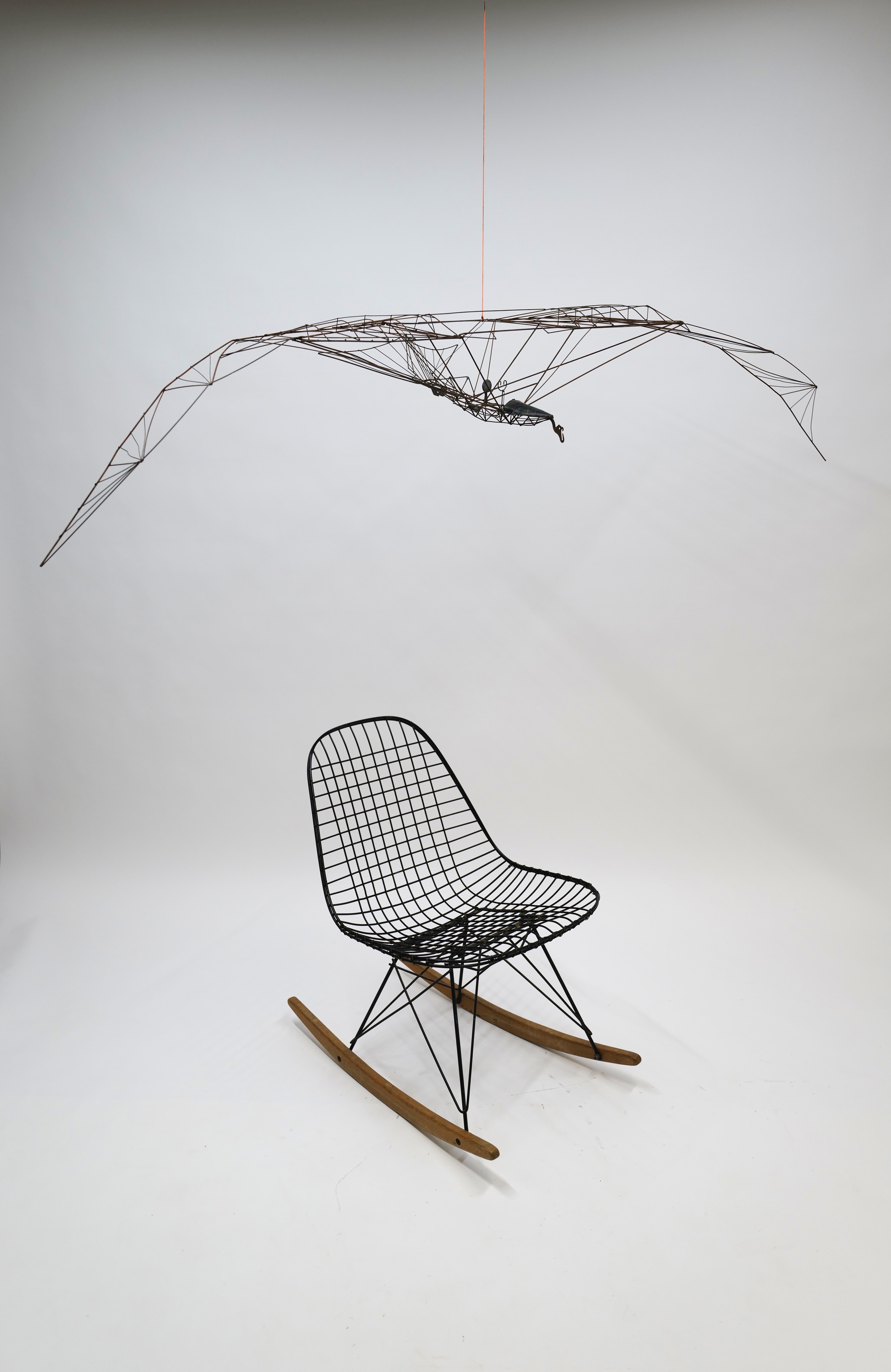 Questo grande aeroplano in stile steampunk, realizzato in filo metallico saldato, è stato progettato per essere un pezzo d'arredamento da appendere al soffitto. La sua intricata costruzione mette in mostra l'eleganza industriale tipica dell'estetica