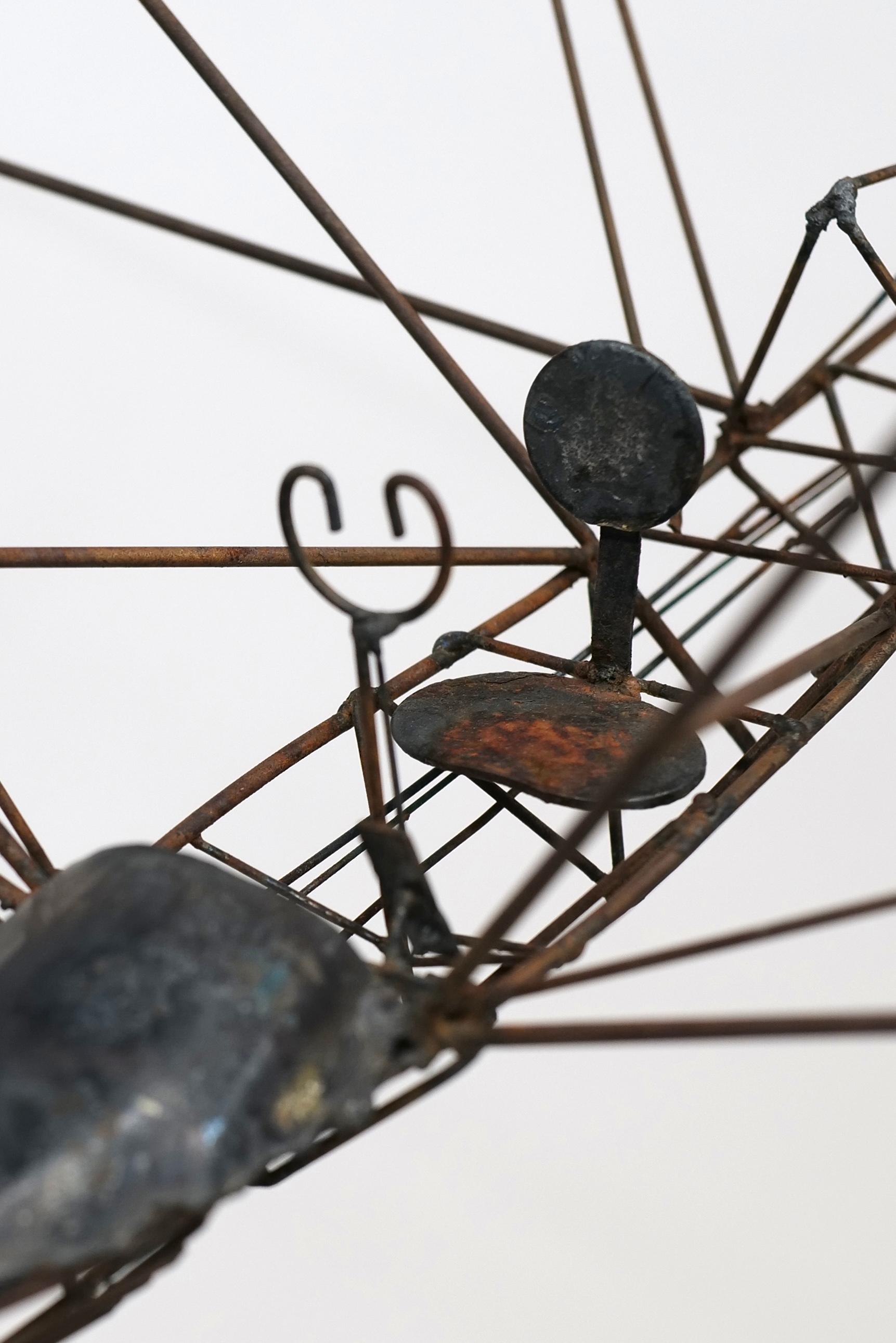 Scultura di aeroplano in filo metallico saldato di grandi dimensioni 1