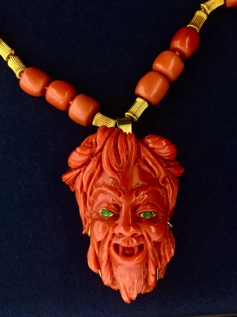 Grande Diavolo felice in corallo ben scolpito con occhi di smeraldo su una collana in oro corallo. in vendita 5