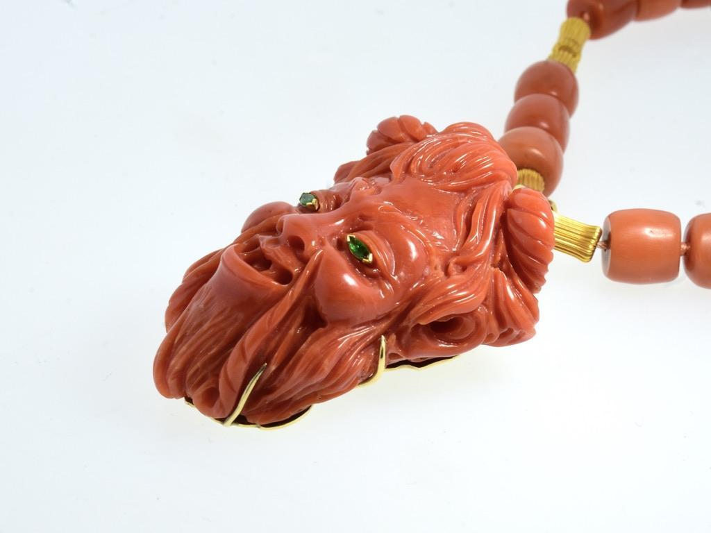 Grande Diavolo felice in corallo ben scolpito con occhi di smeraldo su una collana in oro corallo. in vendita 6