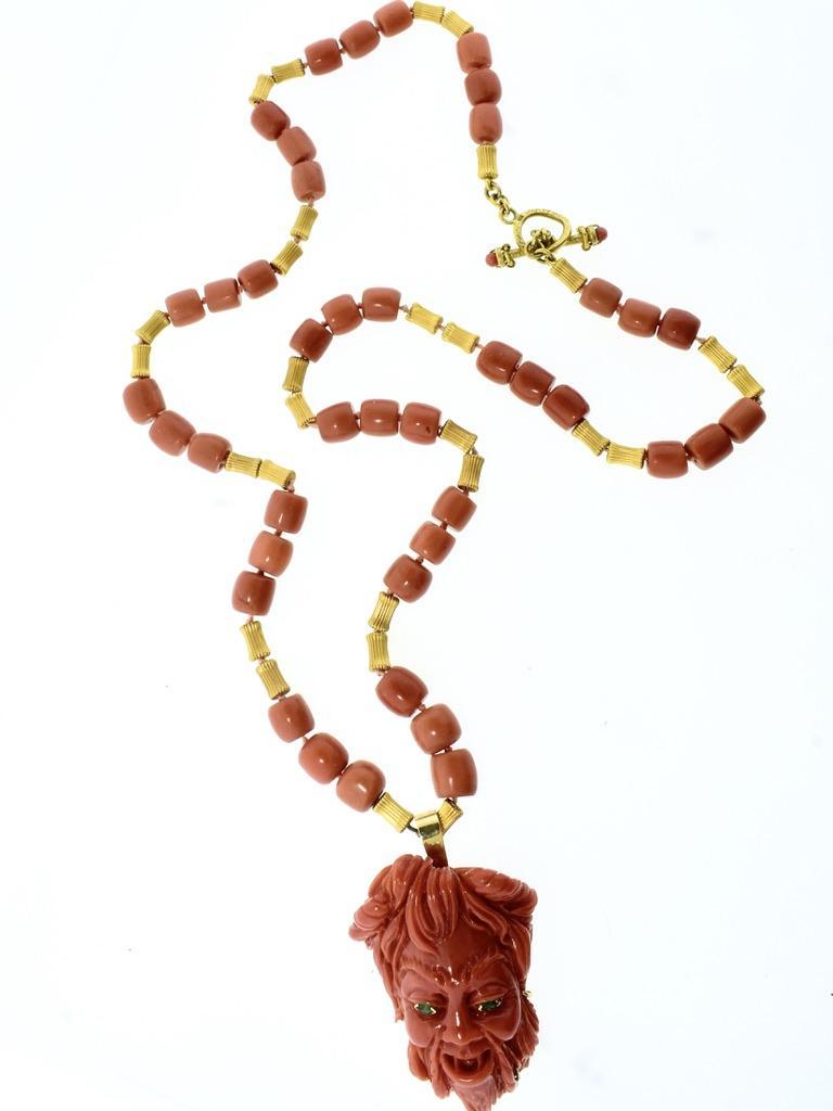 Grande Diavolo felice in corallo ben scolpito con occhi di smeraldo su una collana in oro corallo. in vendita 7