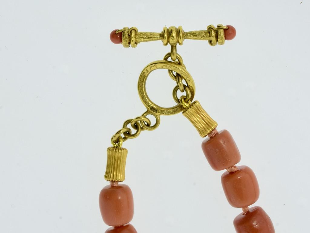 Grande Diavolo felice in corallo ben scolpito con occhi di smeraldo su una collana in oro corallo. in vendita 8