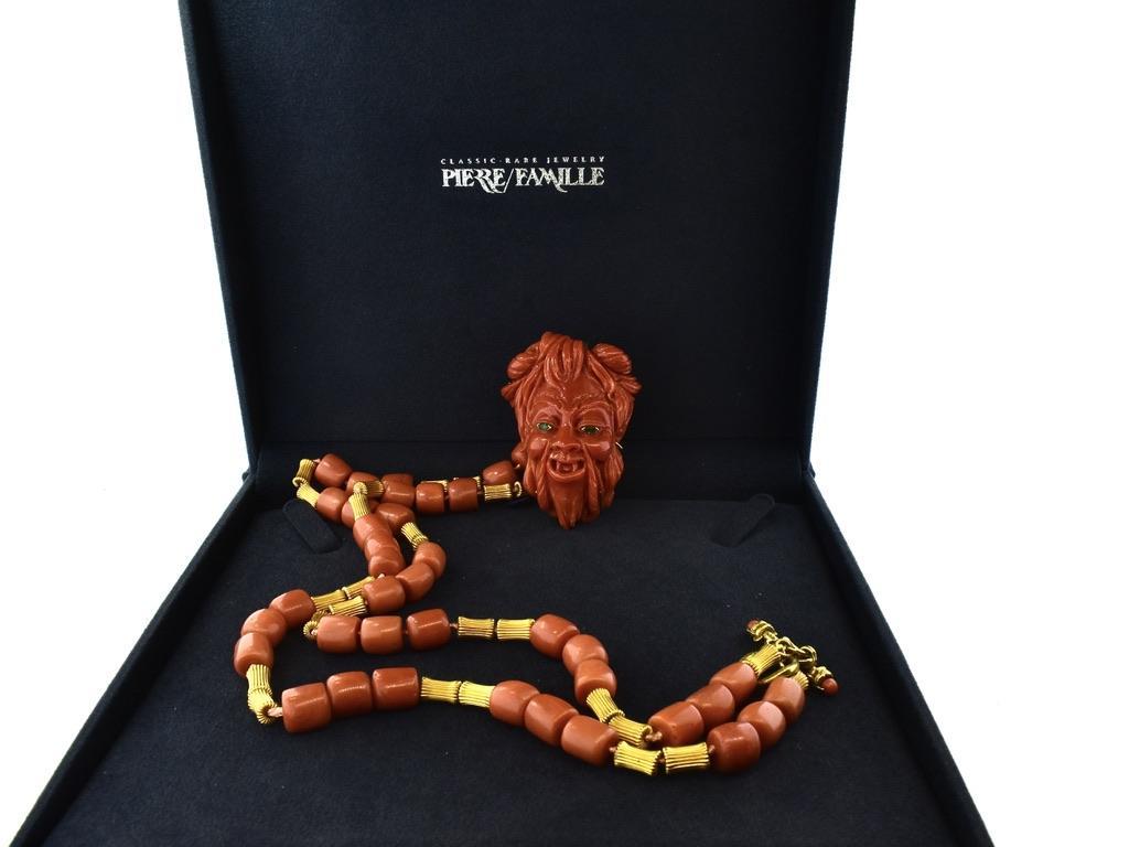 Grande Diavolo felice in corallo ben scolpito con occhi di smeraldo su una collana in oro corallo. in vendita 9