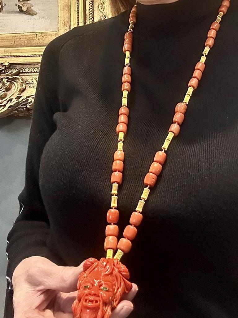 Rétro Grande Diavolo felice in corallo ben scolpito con occhi di smeraldo su una collana in oro corallo. in vendita