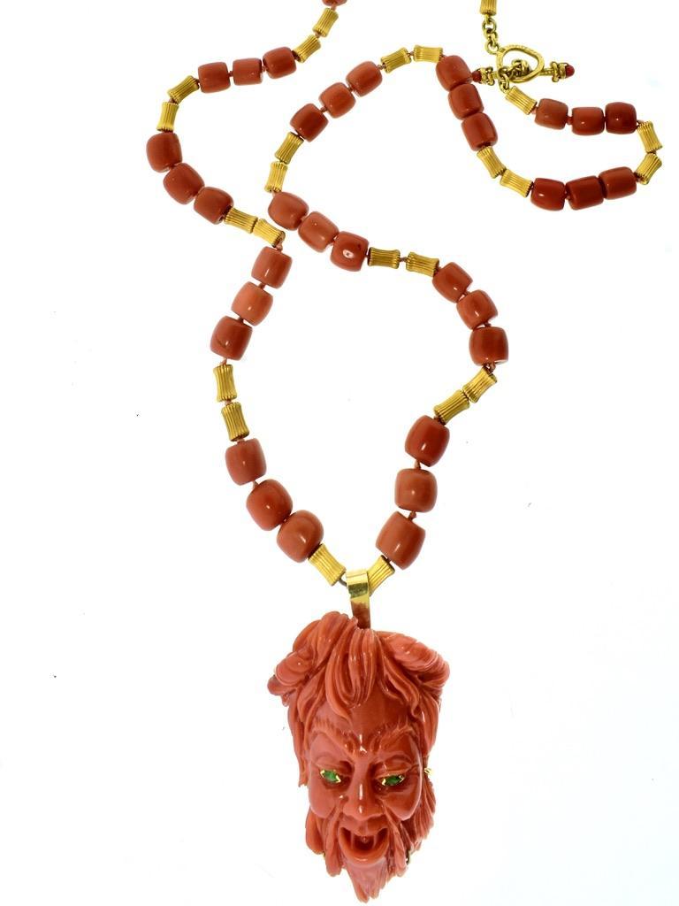 Perlina Grande Diavolo felice in corallo ben scolpito con occhi di smeraldo su una collana in oro corallo. in vendita