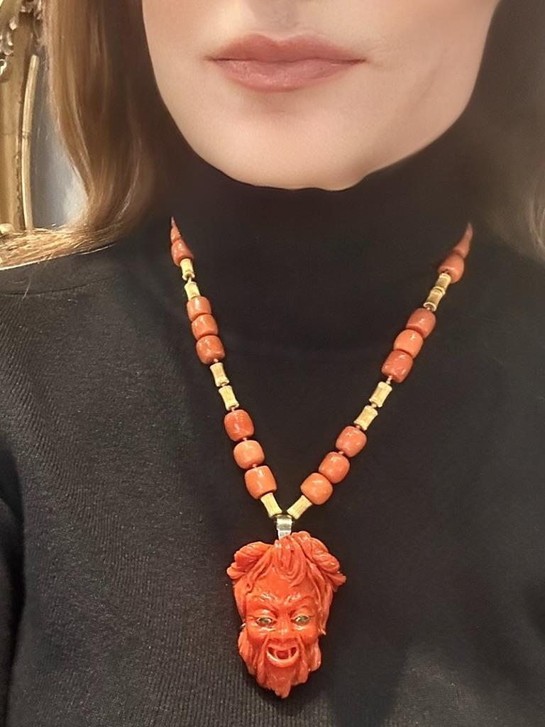 Grande Diavolo felice in corallo ben scolpito con occhi di smeraldo su una collana in oro corallo. In condizioni ottime in vendita a Aspen, CO