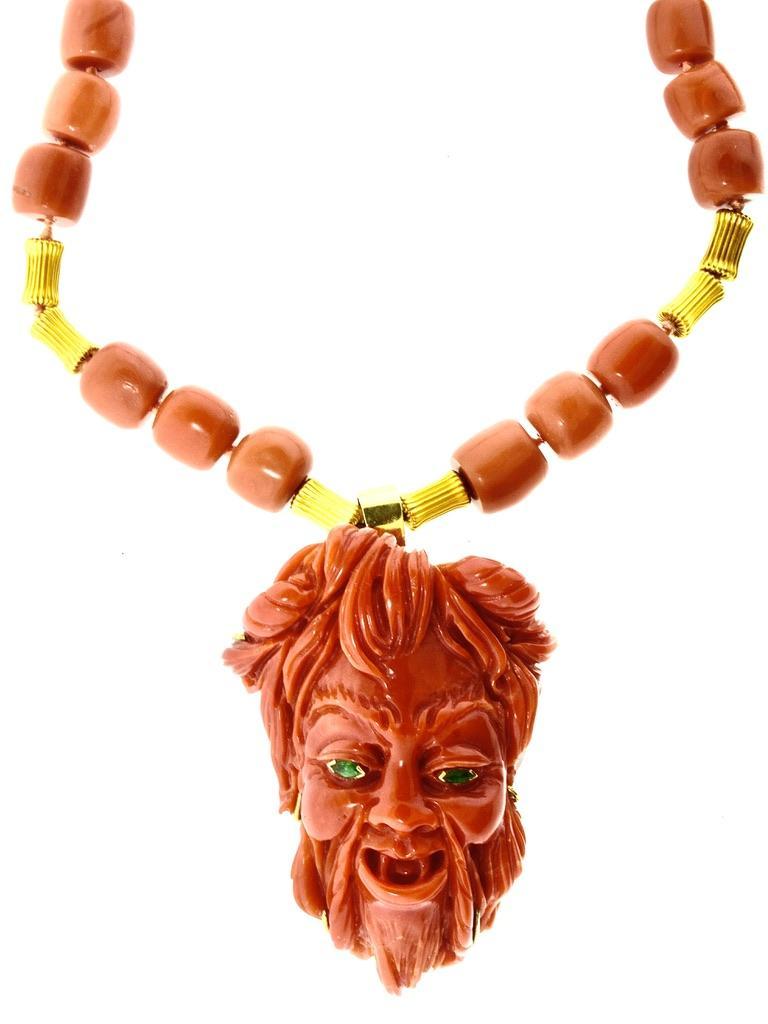 Grande Diavolo felice in corallo ben scolpito con occhi di smeraldo su una collana in oro corallo. in vendita 3