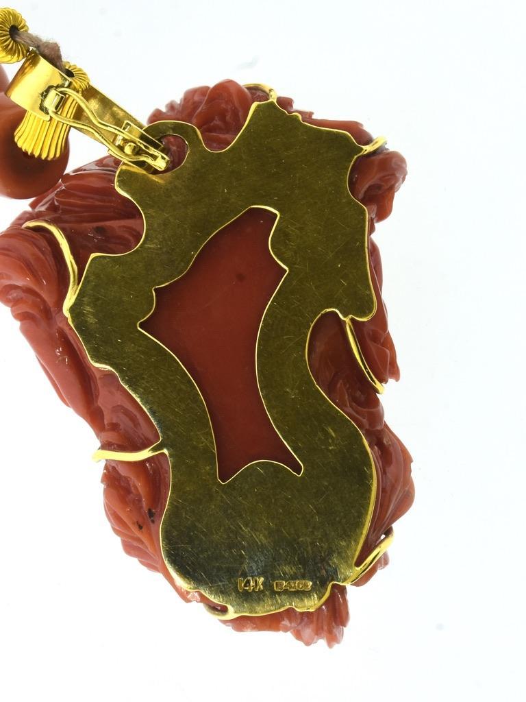 Grande Diavolo felice in corallo ben scolpito con occhi di smeraldo su una collana in oro corallo. in vendita 4