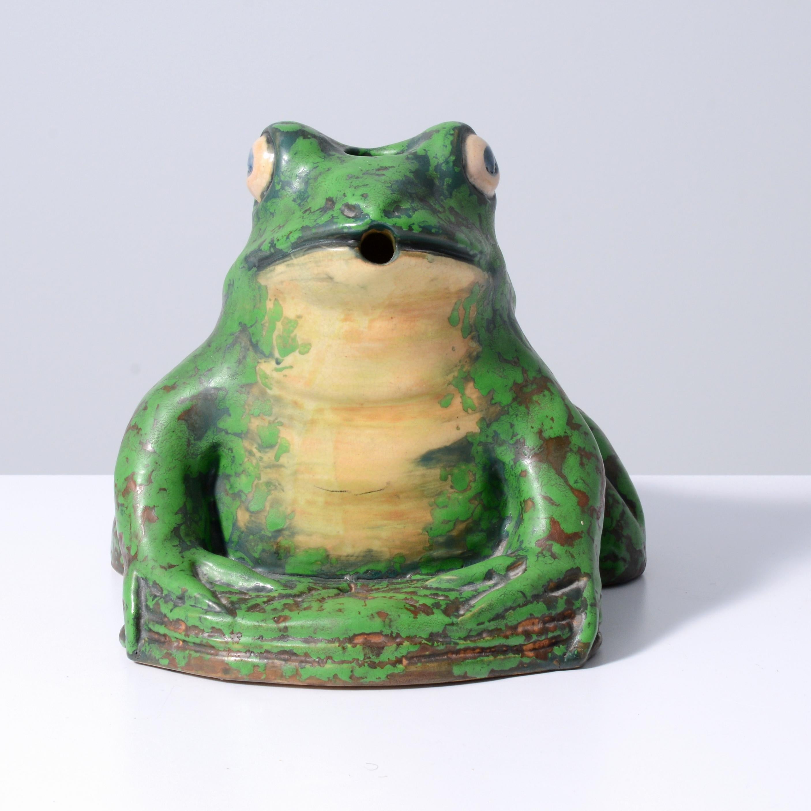 Artista/Diseñador; Fabricante: Rudolph Lorber (1873-1952); Weller Pottery Co.
Marcado(s); firmado(s)
Materiales: cerámica
Dimensiones (Alt., Anch., Prof.): 8,5