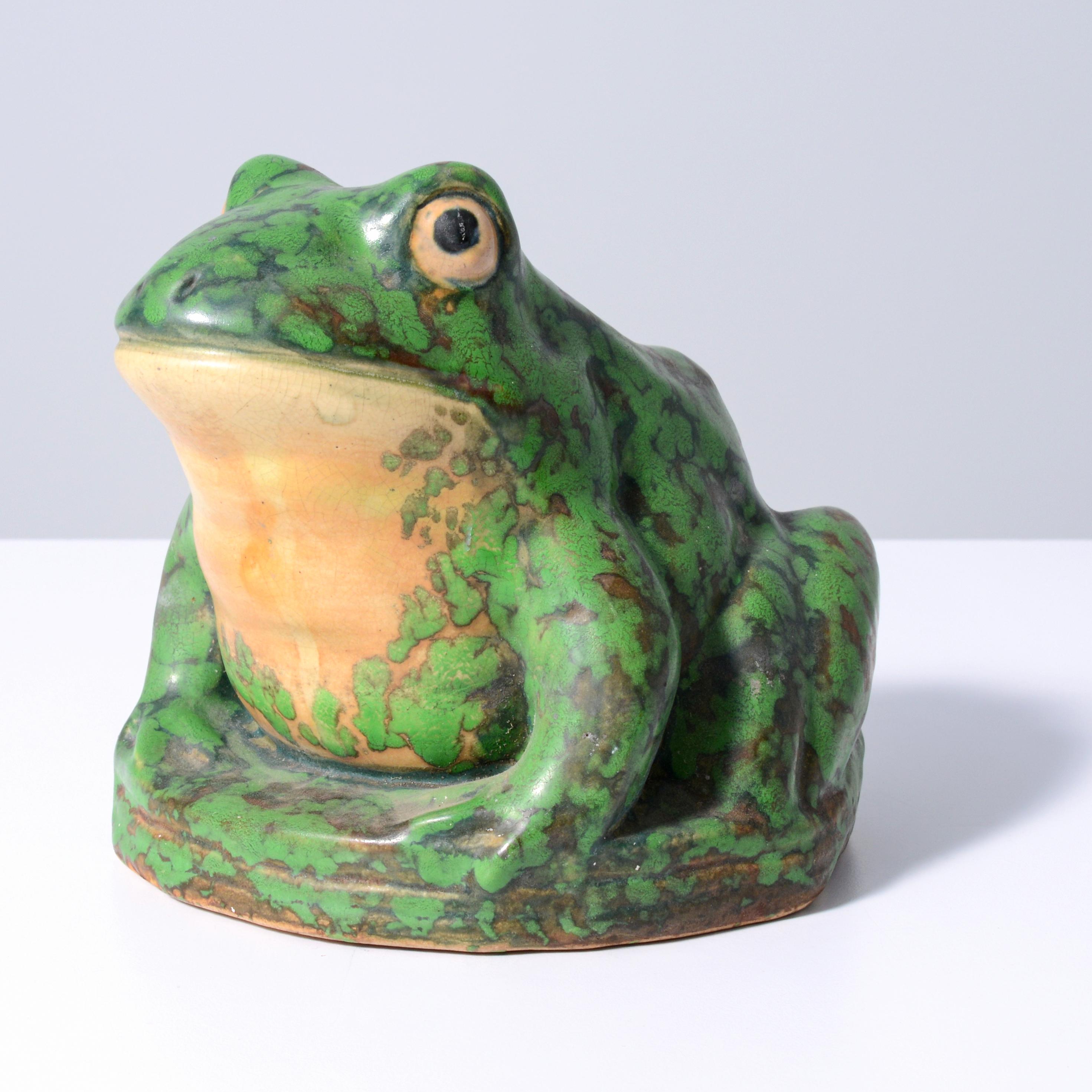 Artista/Designer; Produttore: Rudolph Lorber (1873-1952); Weller Pottery Co.
Marcatura(e); firmata(e)
Materiali: ceramica
Dimensioni (H, L, P): 6 