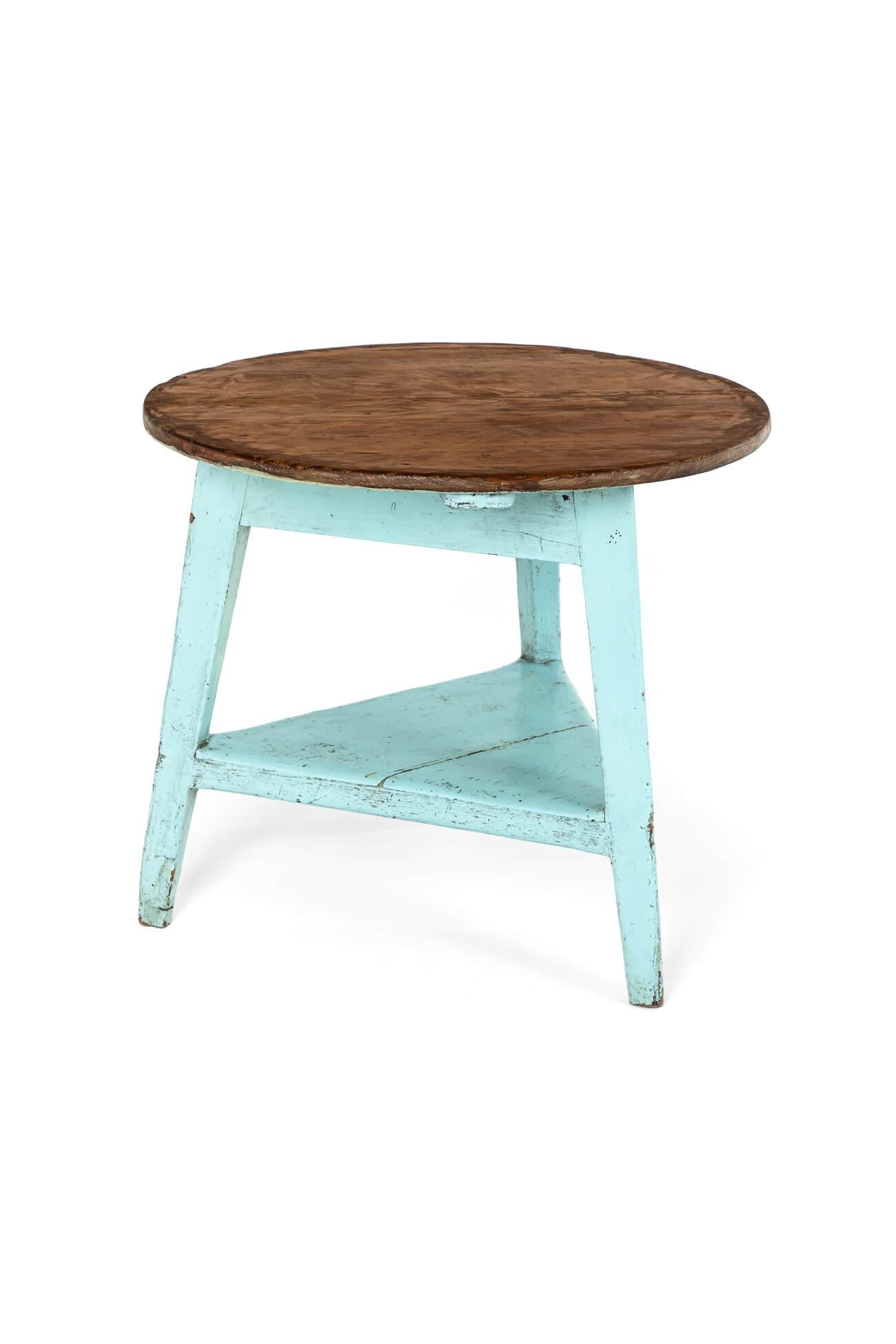 Un meraviglioso tavolo da cricket degli inizi del XIX secolo, di forma ampia e con una base dipinta di blu chiaro.

Piano circolare in legno di pino su base triangolare a gradini su tre gambe quadrate affusolate.

Colore fantastico e in condizioni