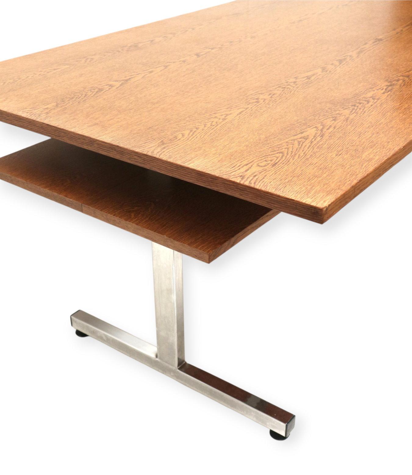 Grande table de salle à manger/conférence/bureau vintage en wengé fabriquée dans les années 1970.

Cette grande table en wengé des années 1970 ajoute instantanément du caractère et du style à n'importe quelle pièce. Le bois de wengé profond confère