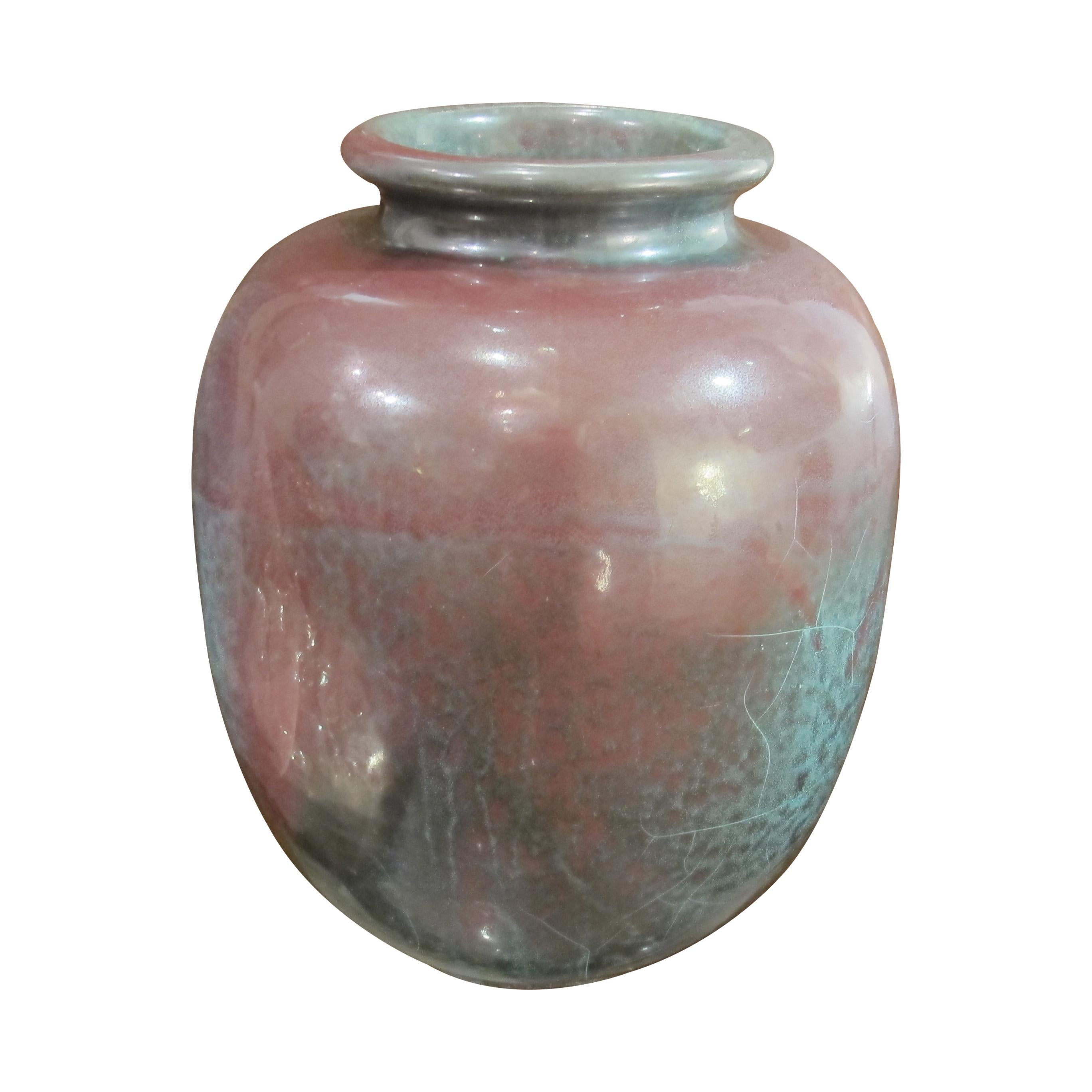 Ce grand vase en céramique émaillée a été fabriqué en Allemagne de l'Ouest dans les années 1940. Il présente une glaçure marbrée vert et rouge audacieuse avec une finition lisse et brillante. Sa forme simple et arrondie et son corps en céramique