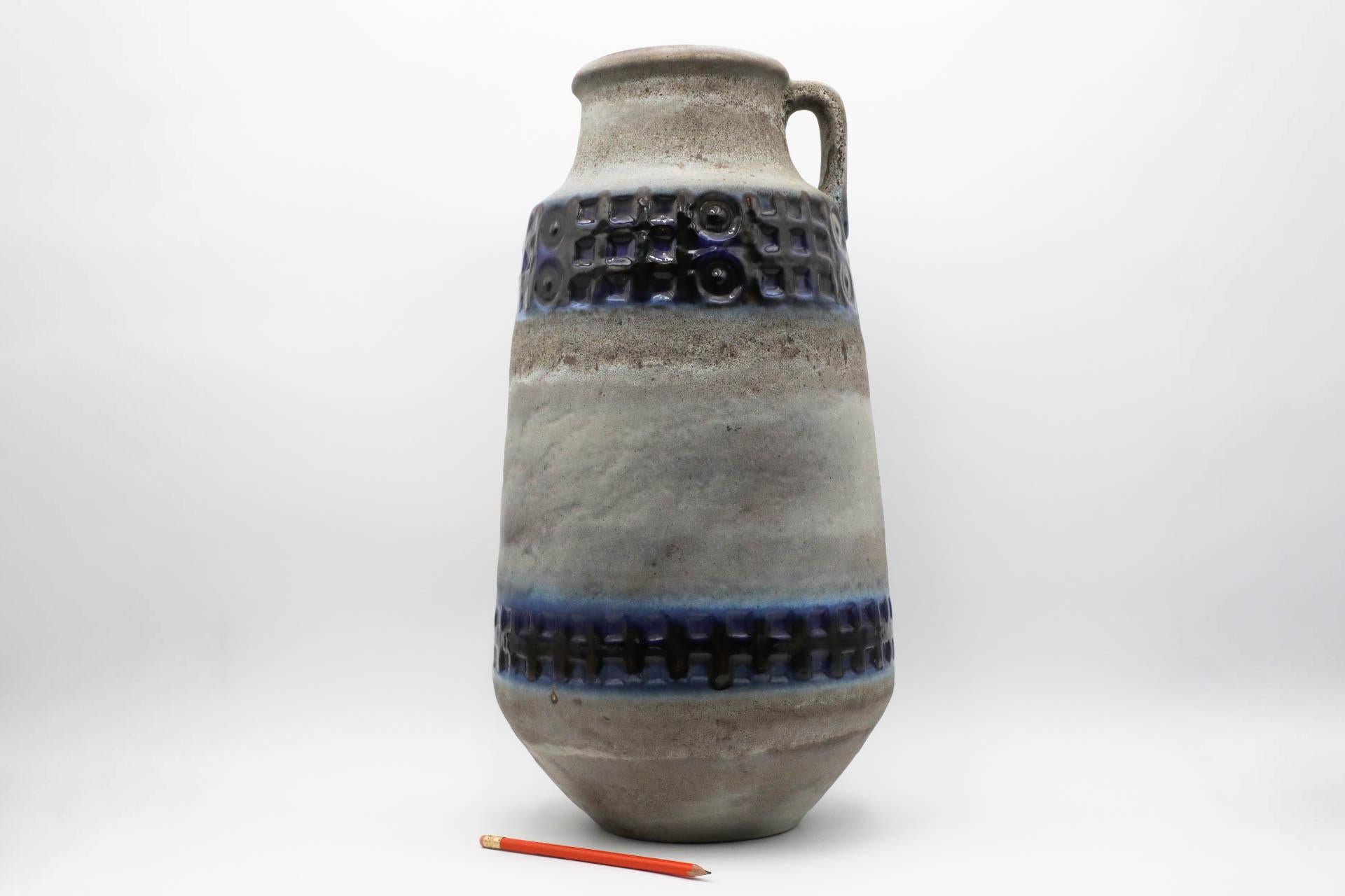 Schöne westdeutsche Bodenvase. Auf der Unterseite gestempelt '51-51'. Die Kunstkeramik der 1950er bis 1970er Jahre, die als das goldene Zeitalter der Keramik gilt, ist für ihre experimentellen und experimentellen Glasuren, Formen, Farben und