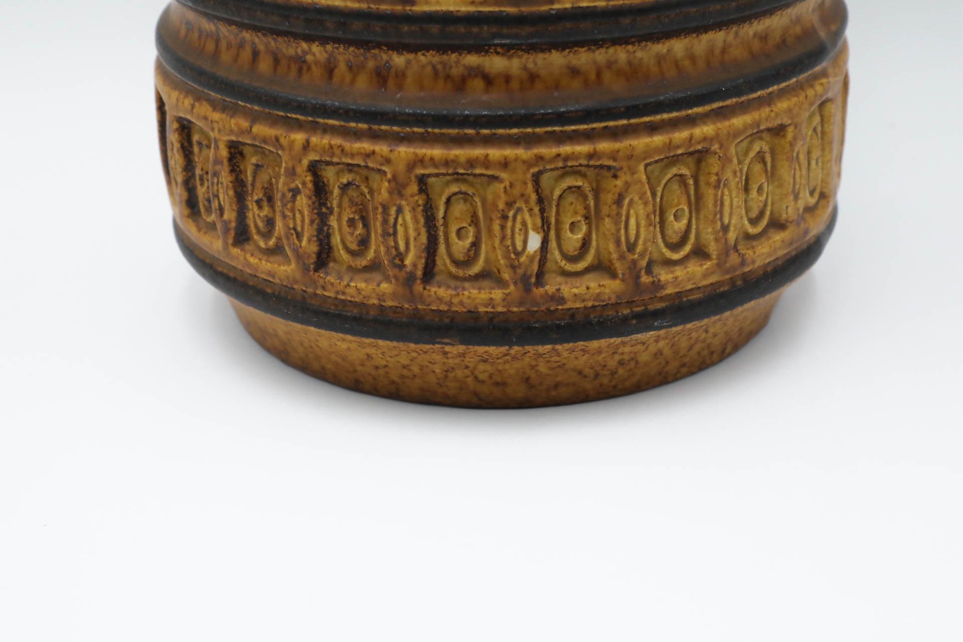 Grand vase Scheurich d'Allemagne de l'Ouest avec poignée en brun avec motif texturé en vente 4