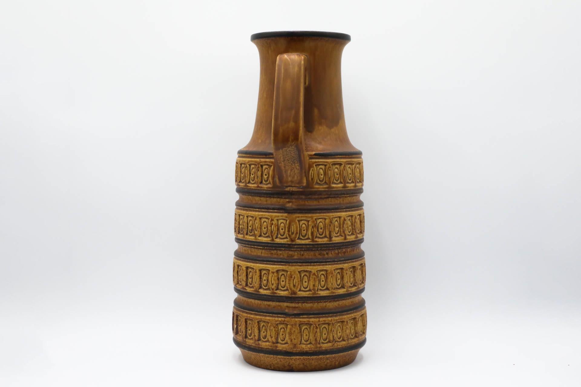 Vernissé Grand vase Scheurich d'Allemagne de l'Ouest avec poignée en brun avec motif texturé en vente