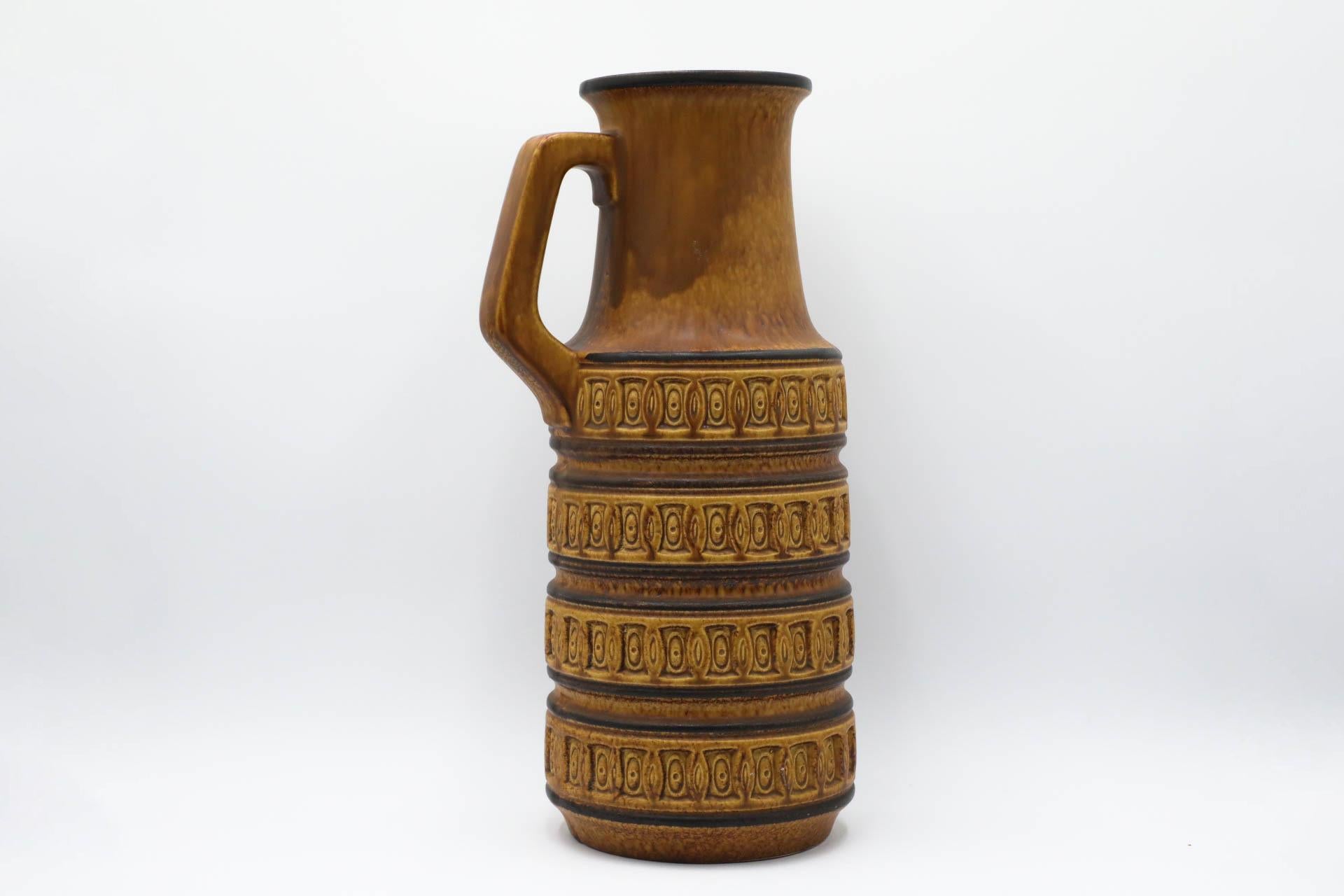 Grand vase Scheurich d'Allemagne de l'Ouest avec poignée en brun avec motif texturé Bon état - En vente à Los Angeles, CA