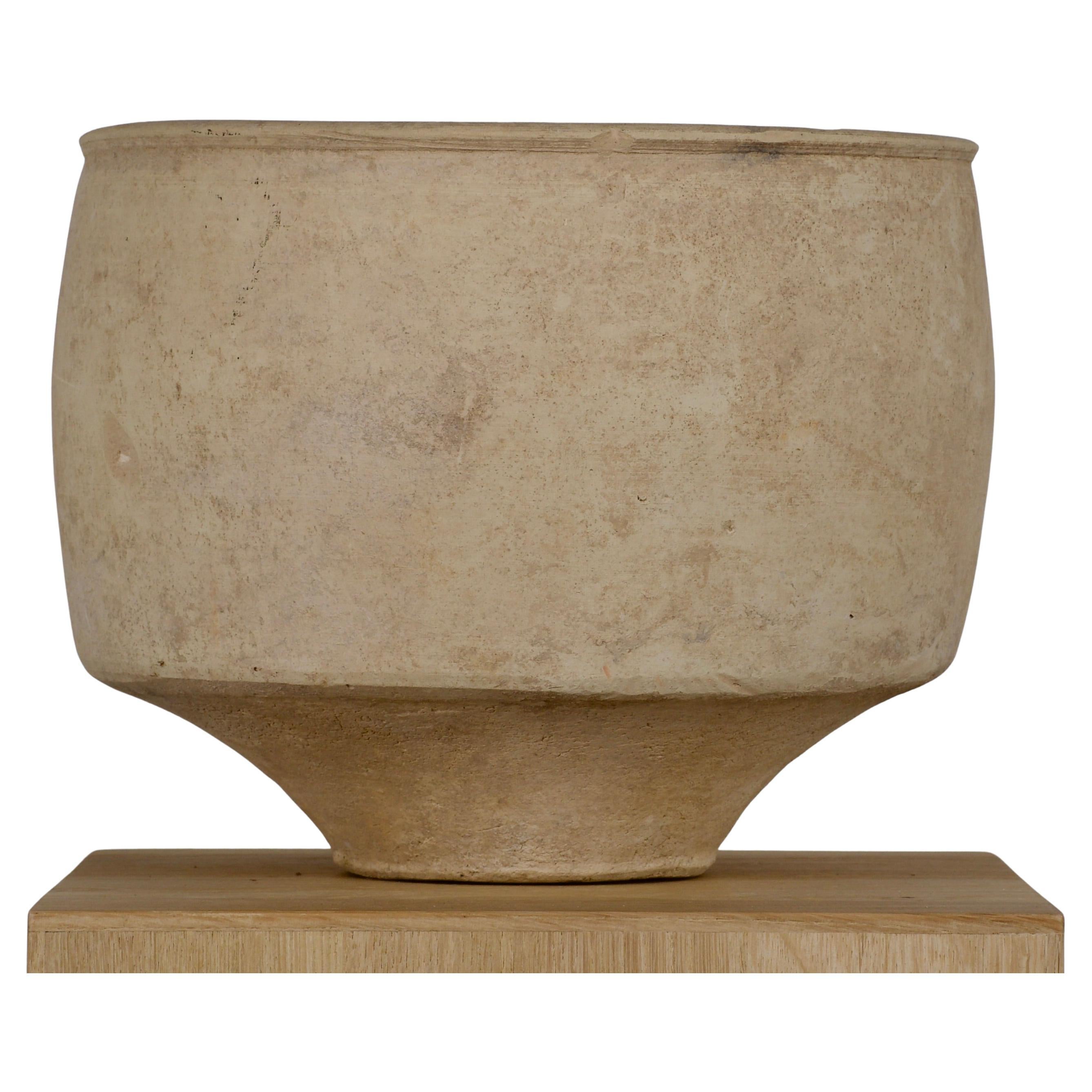 Una rara e affascinante reliquia di antico artigianato: questo grande vaso con piede in Western Asiatic Buff Ware. Risalente al I millennio a.C., è un manufatto straordinario che rappresenta il meglio della ceramica antica, 
Corpo a forma di
