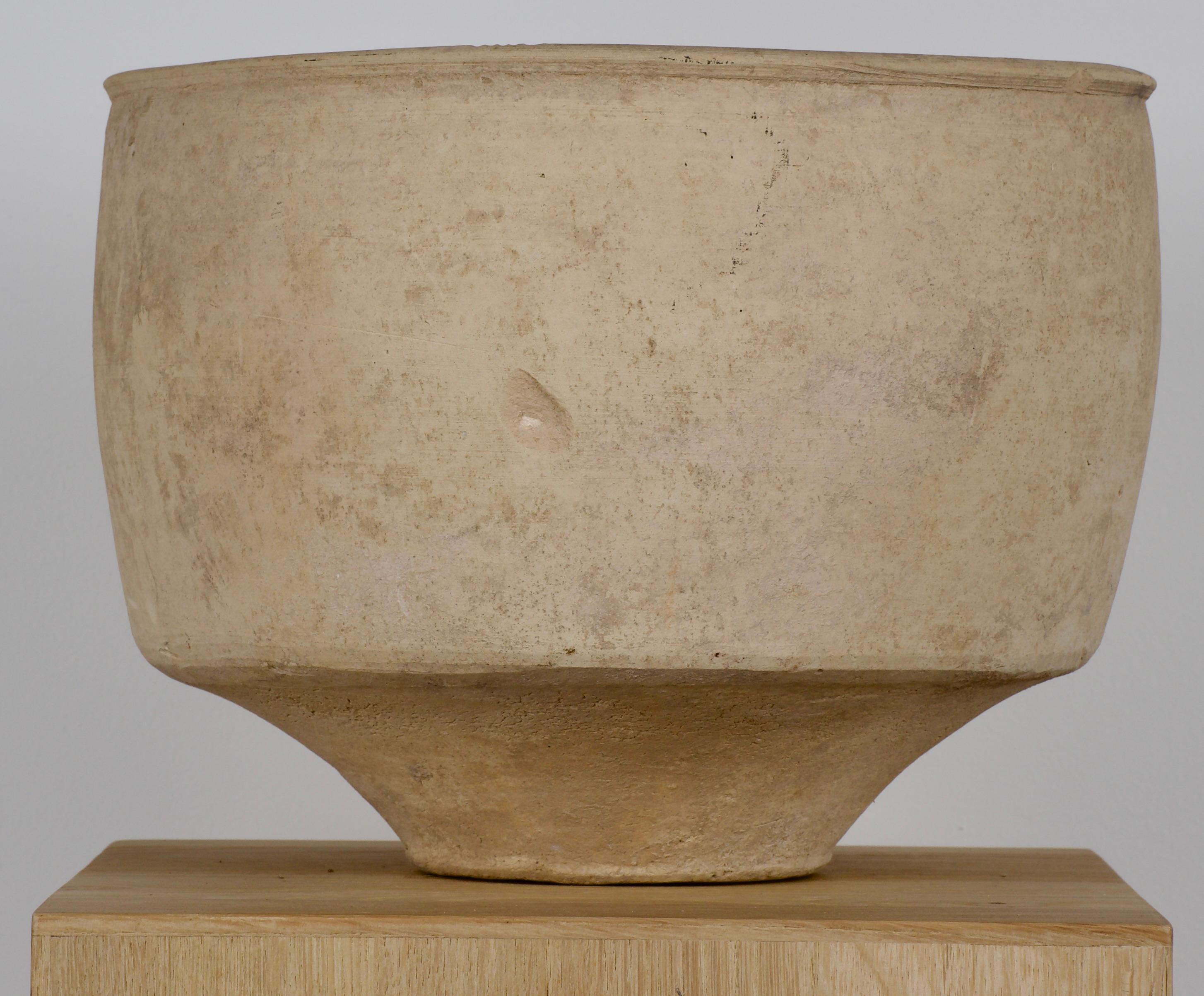 Primitivo Grande vaso di stoccaggio con piedini Western Asiatic Buff Ware in vendita