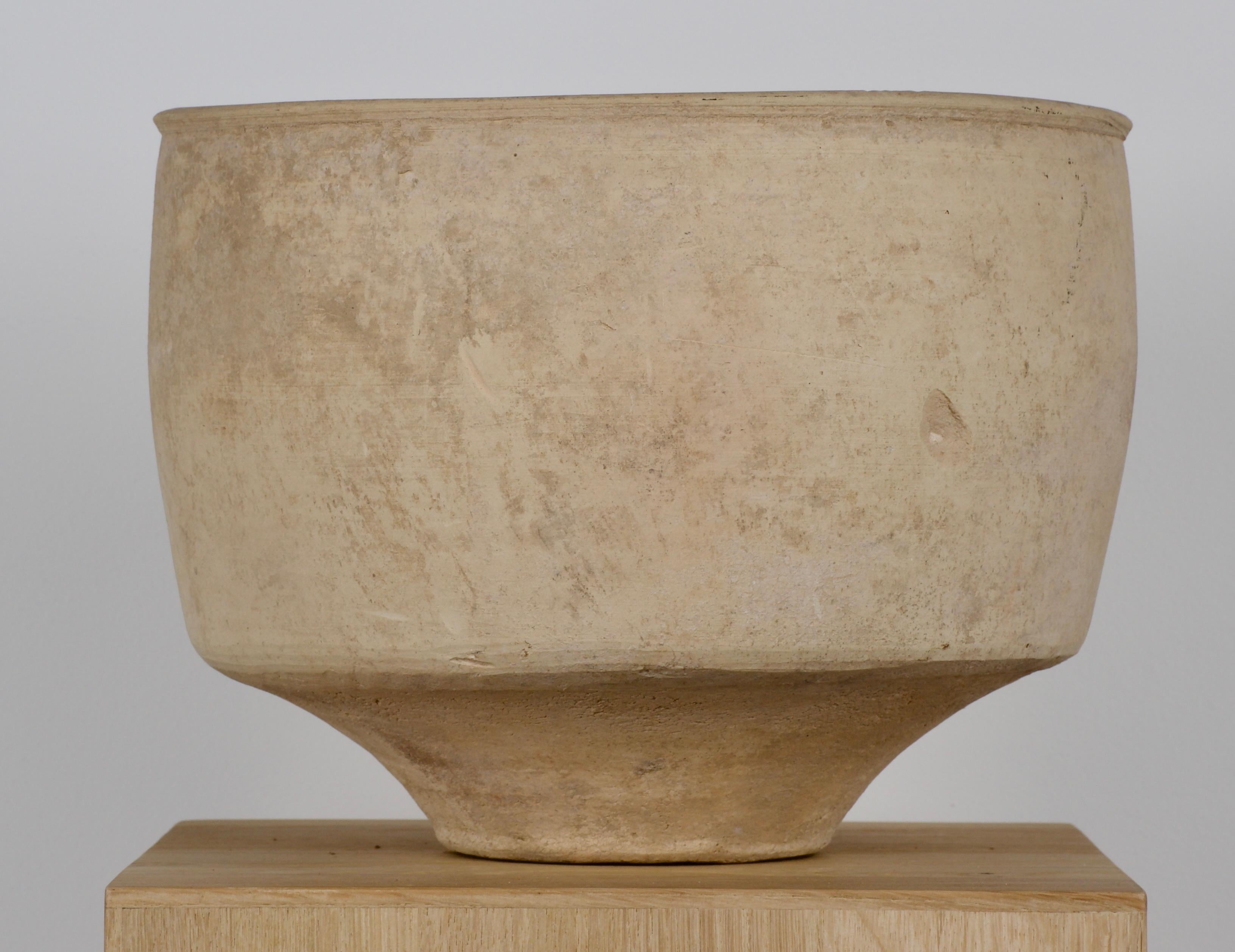 Asiatico Grande vaso di stoccaggio con piedini Western Asiatic Buff Ware in vendita