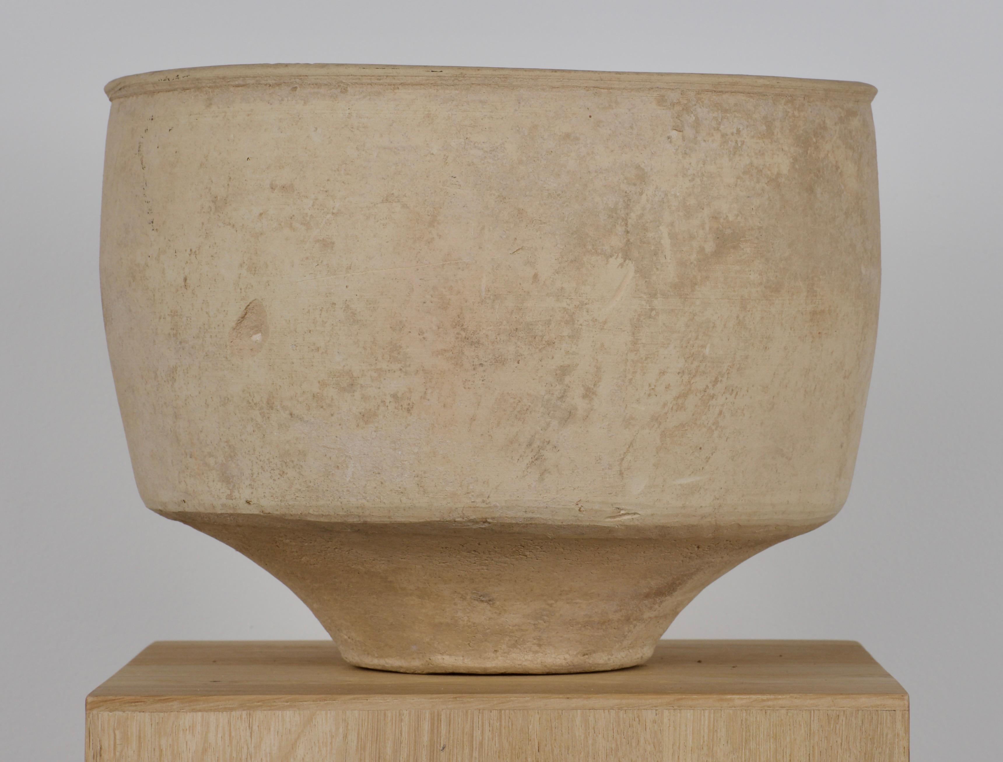 Grande vaso di stoccaggio con piedini Western Asiatic Buff Ware In condizioni buone in vendita a Bonita Springs, FL