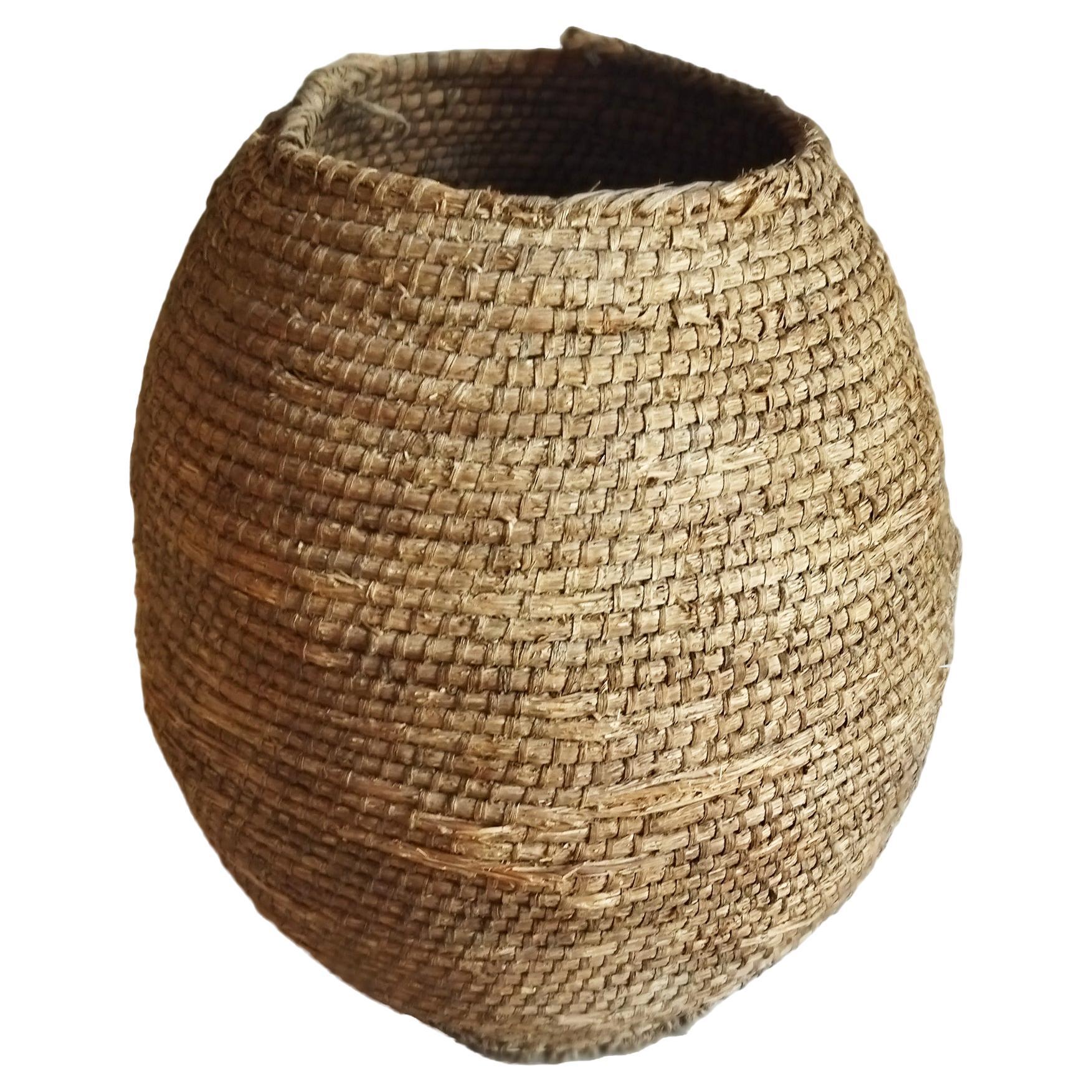 Beautiful old handmade piece
In central Spain, in this case specifically in Los Campos de Castilla and which was used to store wheat or grain and the harvest in general. His name in Spanish is Escriño
It is a large basket container made of straw,