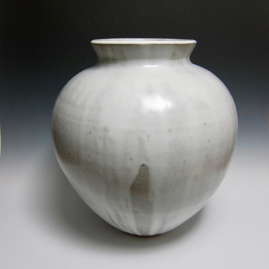 Große Satin White Wheel Thrown Vase von Jason Fox.

Der zeitgenössische Keramikkünstler Jason Fox, der seit über der Hälfte seines Lebens in Südkalifornien lebt, stützt sich auf seine klassische Ausbildung in Architektur und Kunstgeschichte sowie