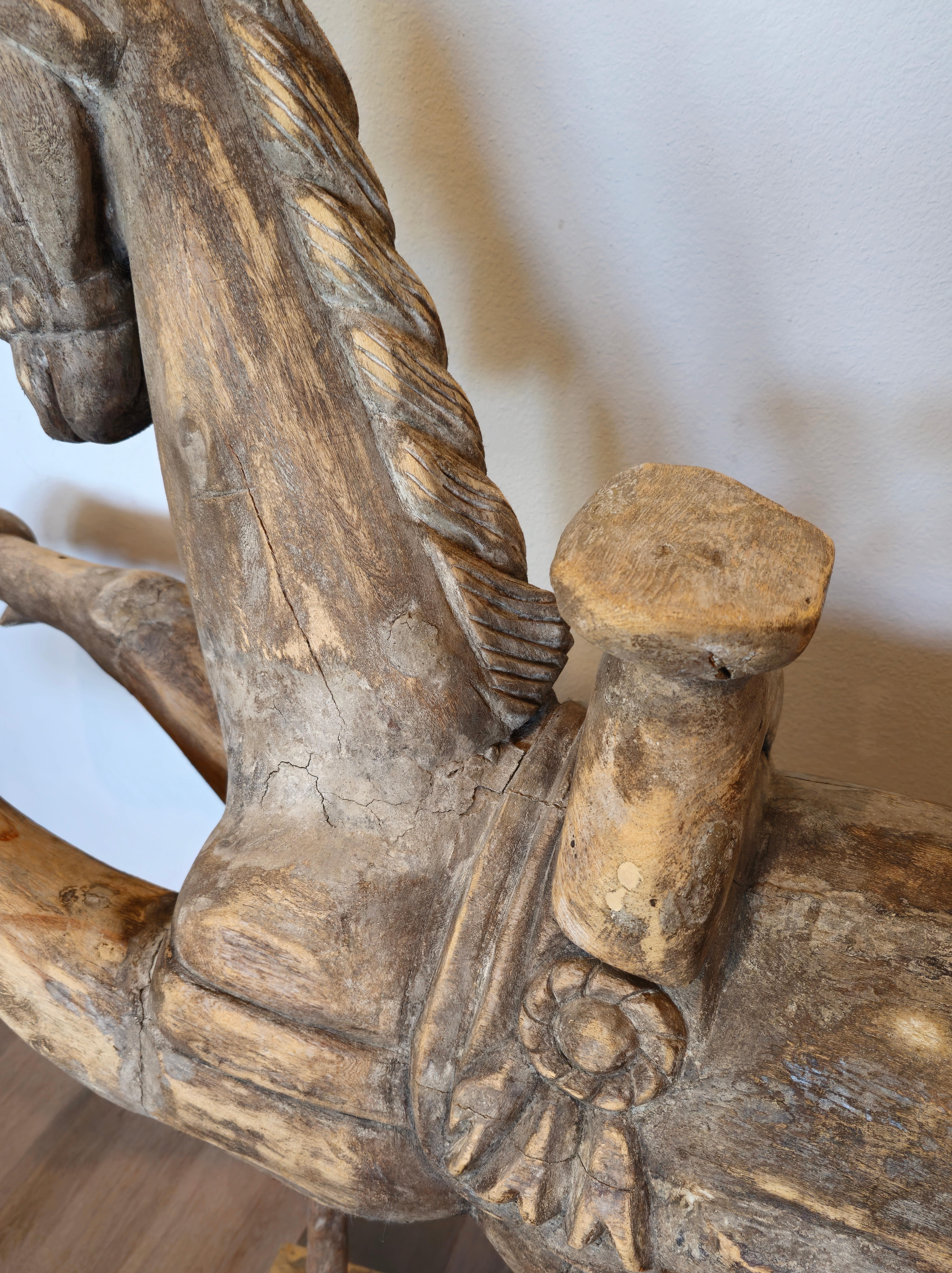 Große skurrile antike handgeschnitzte hölzerne Pferdeskulptur  im Angebot 3