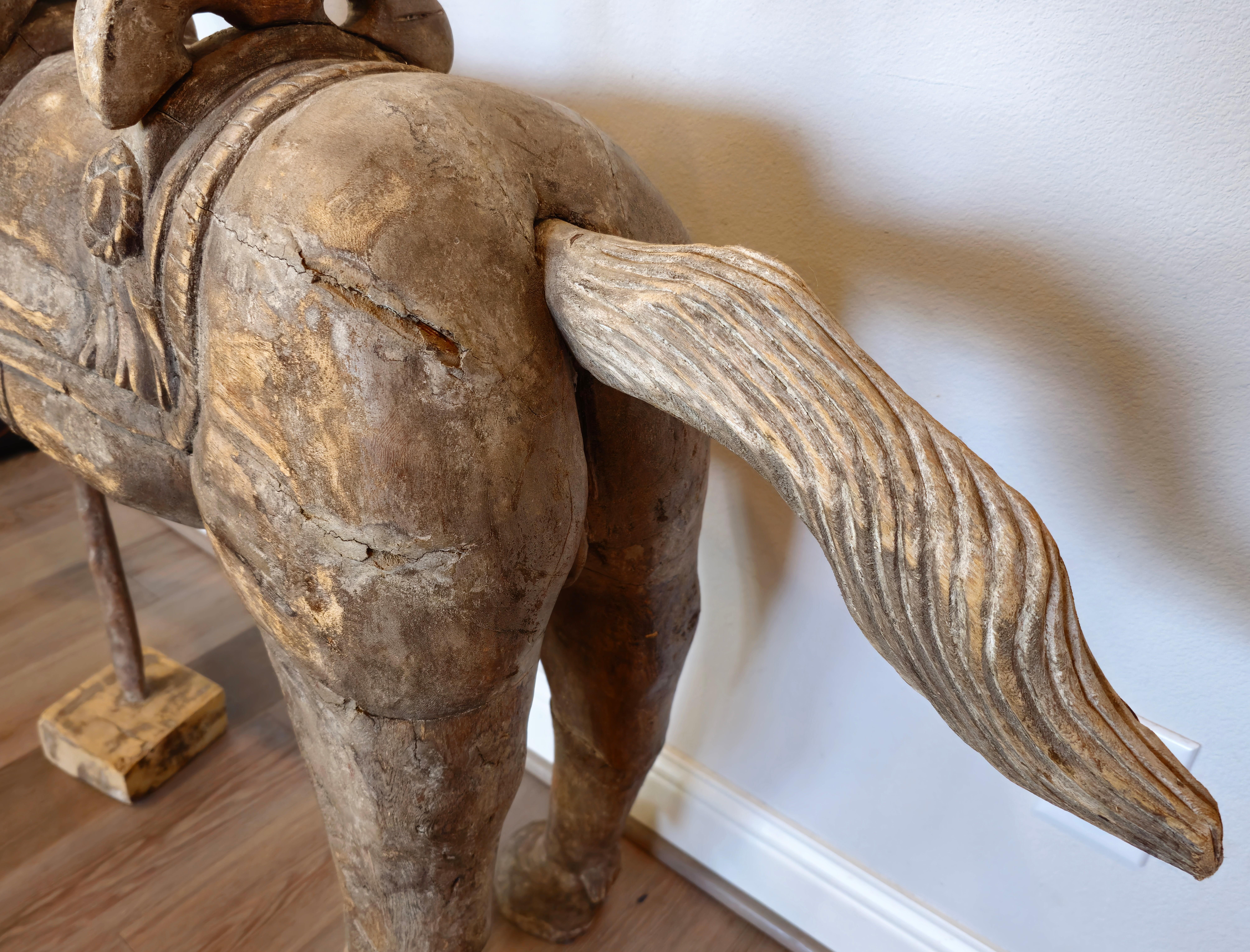 Große skurrile antike handgeschnitzte hölzerne Pferdeskulptur  im Angebot 4