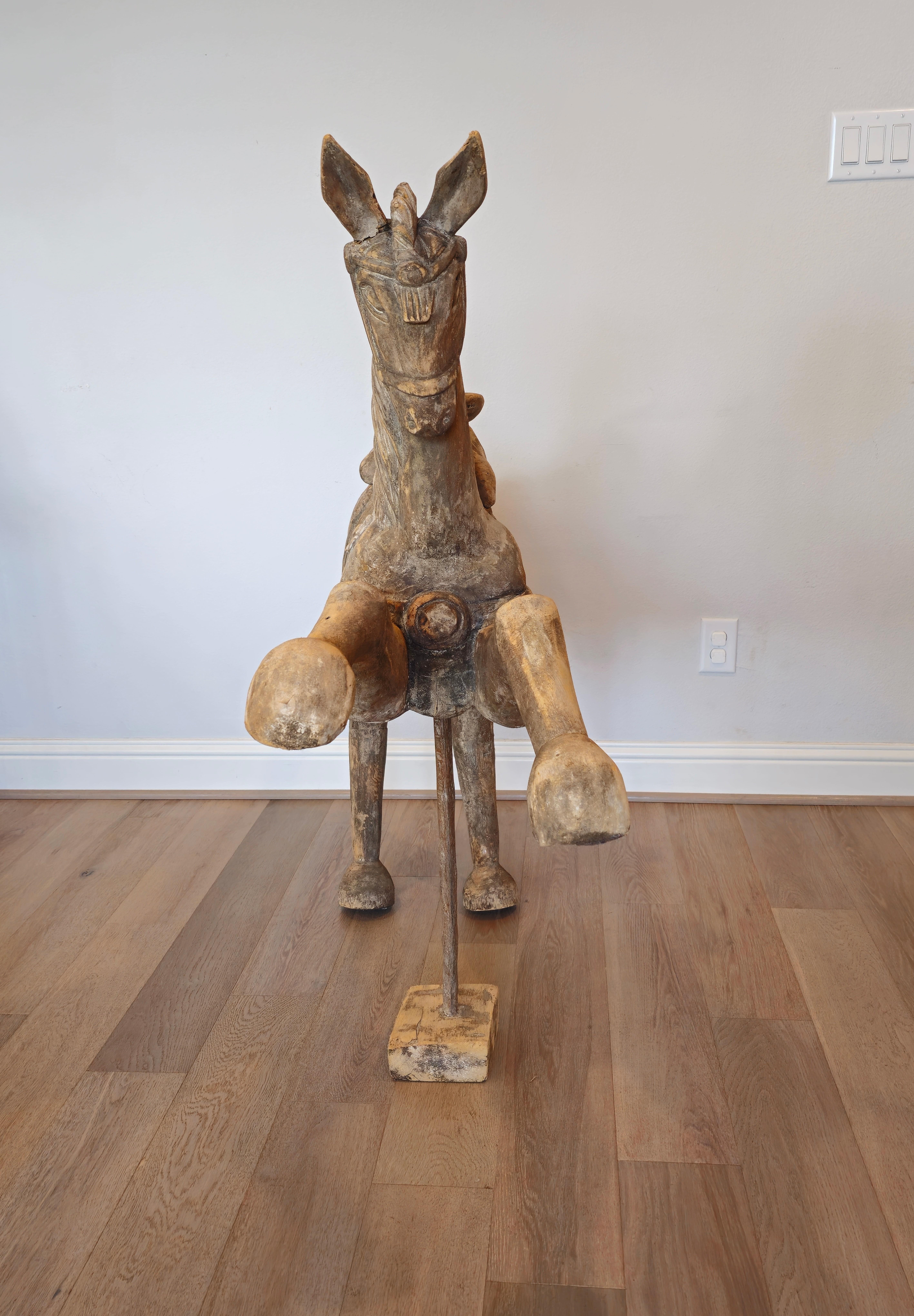 Grande sculpture fantaisiste de cheval ancien en bois sculpté à la main  en vente 6