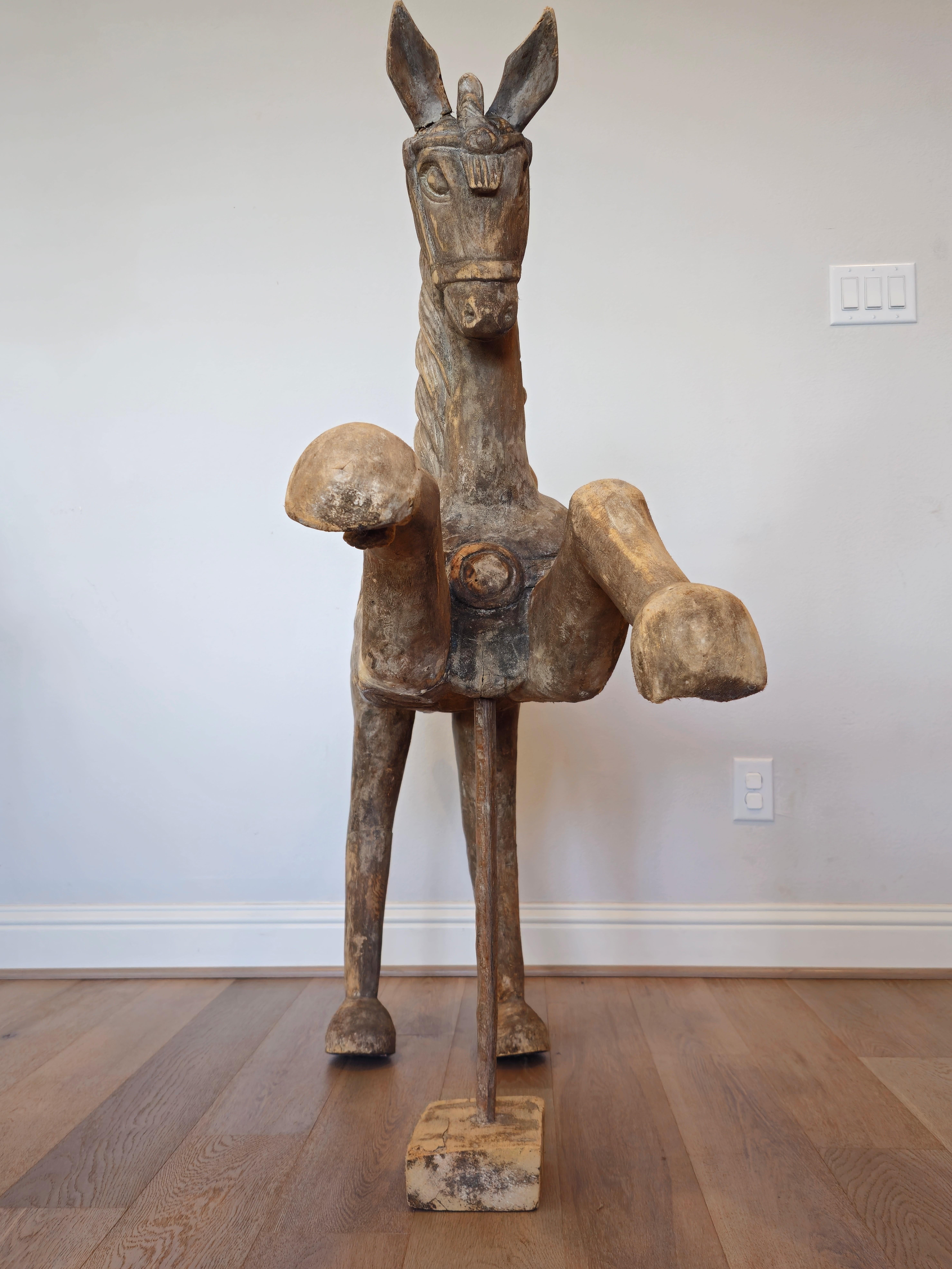 Grande sculpture fantaisiste de cheval ancien en bois sculpté à la main  en vente 7