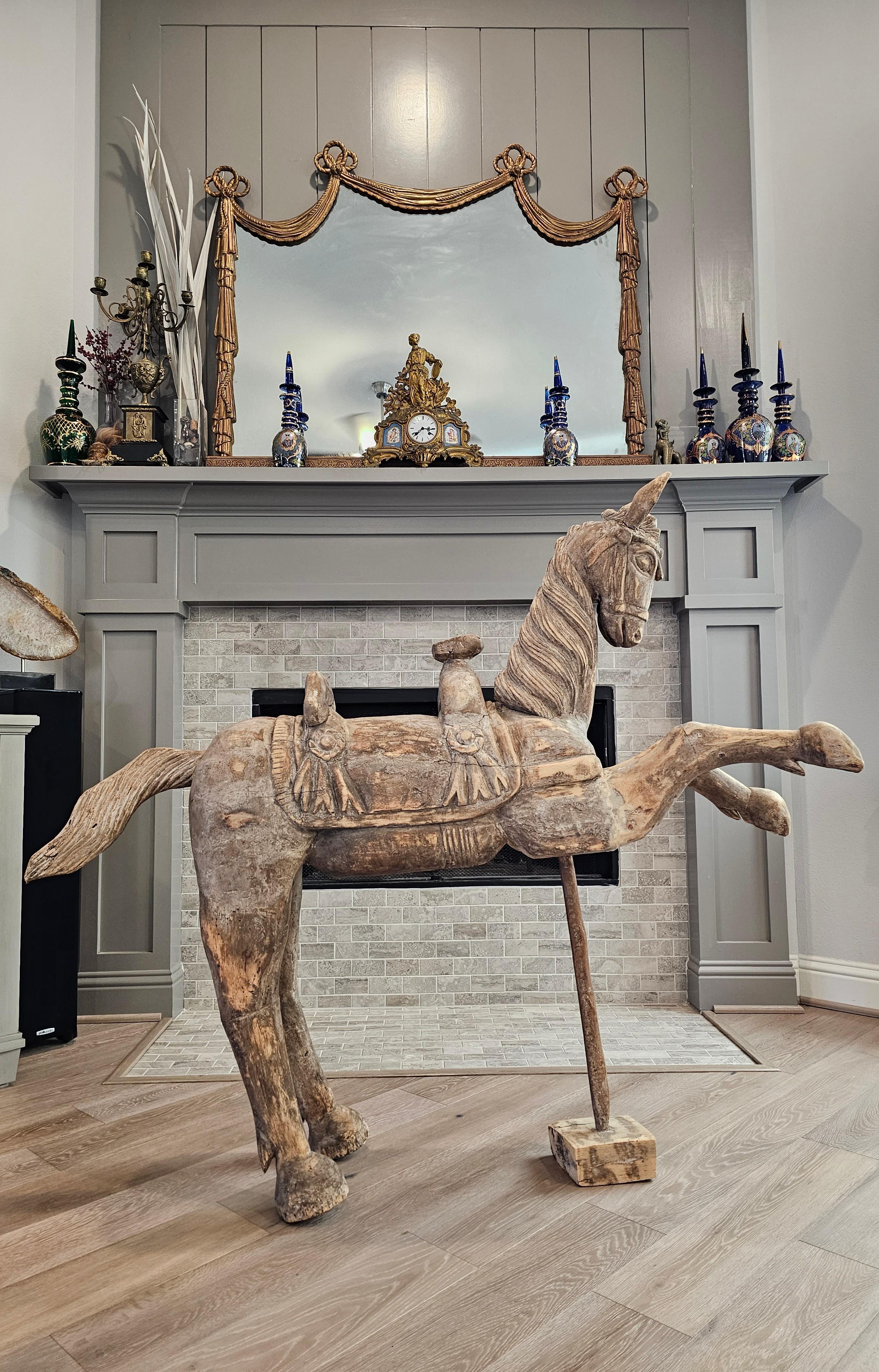 Grande sculpture fantaisiste de cheval ancien en bois sculpté à la main  en vente 12