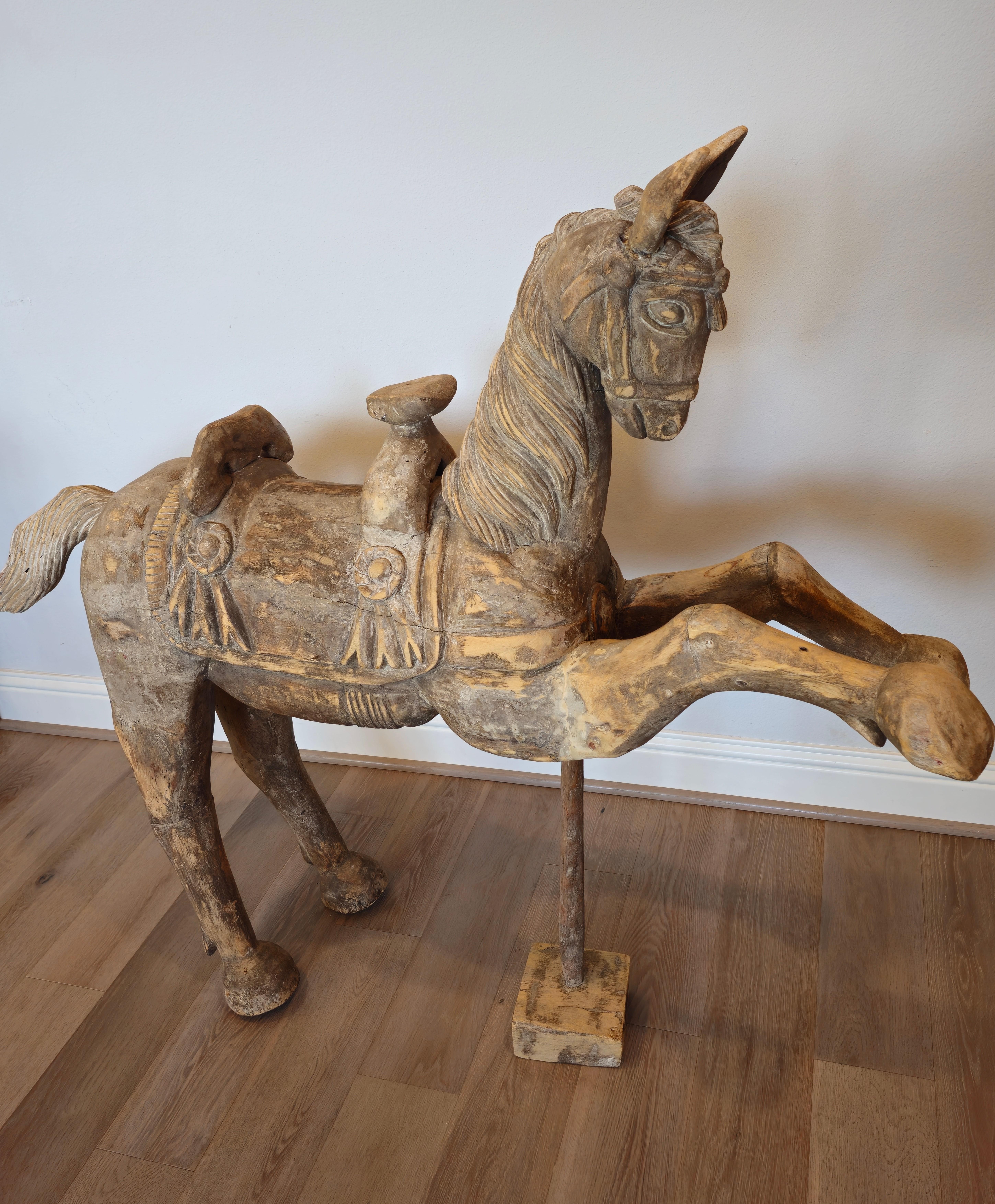 Eine große antike handgeschnitzte Pferdeskulptur aus Holz auf einem Ständer. Höchstwahrscheinlich aus Südostasien (Indonesien, Burma, Thailand), Anfang des 20. Jahrhunderts, ist die leichte, primitive Schnitzerei aus Weichholz außergewöhnlich gut