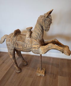 Grande scultura di cavallo stravagante in legno antico intagliato a mano