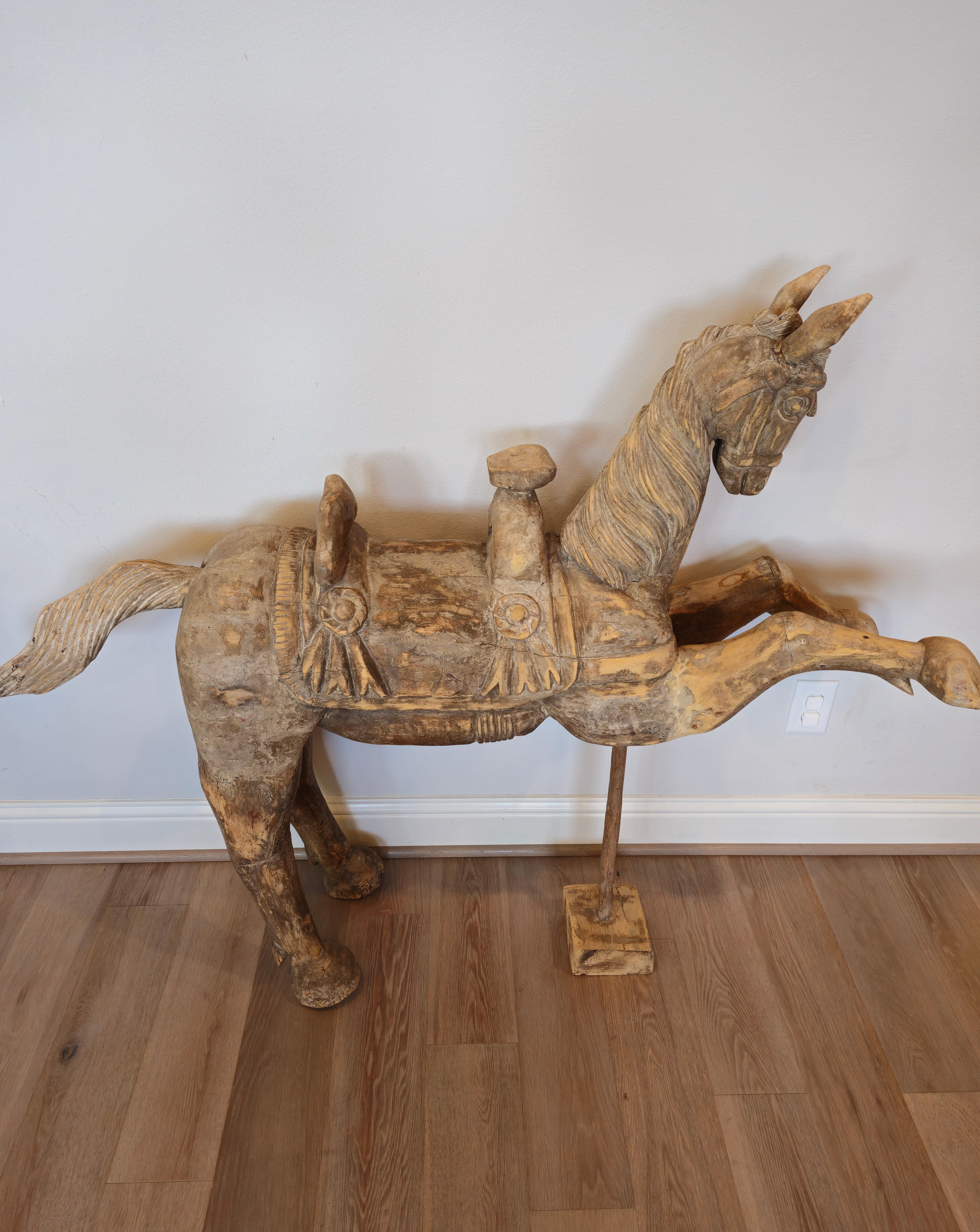 Artisanat Grande sculpture fantaisiste de cheval ancien en bois sculpté à la main  en vente
