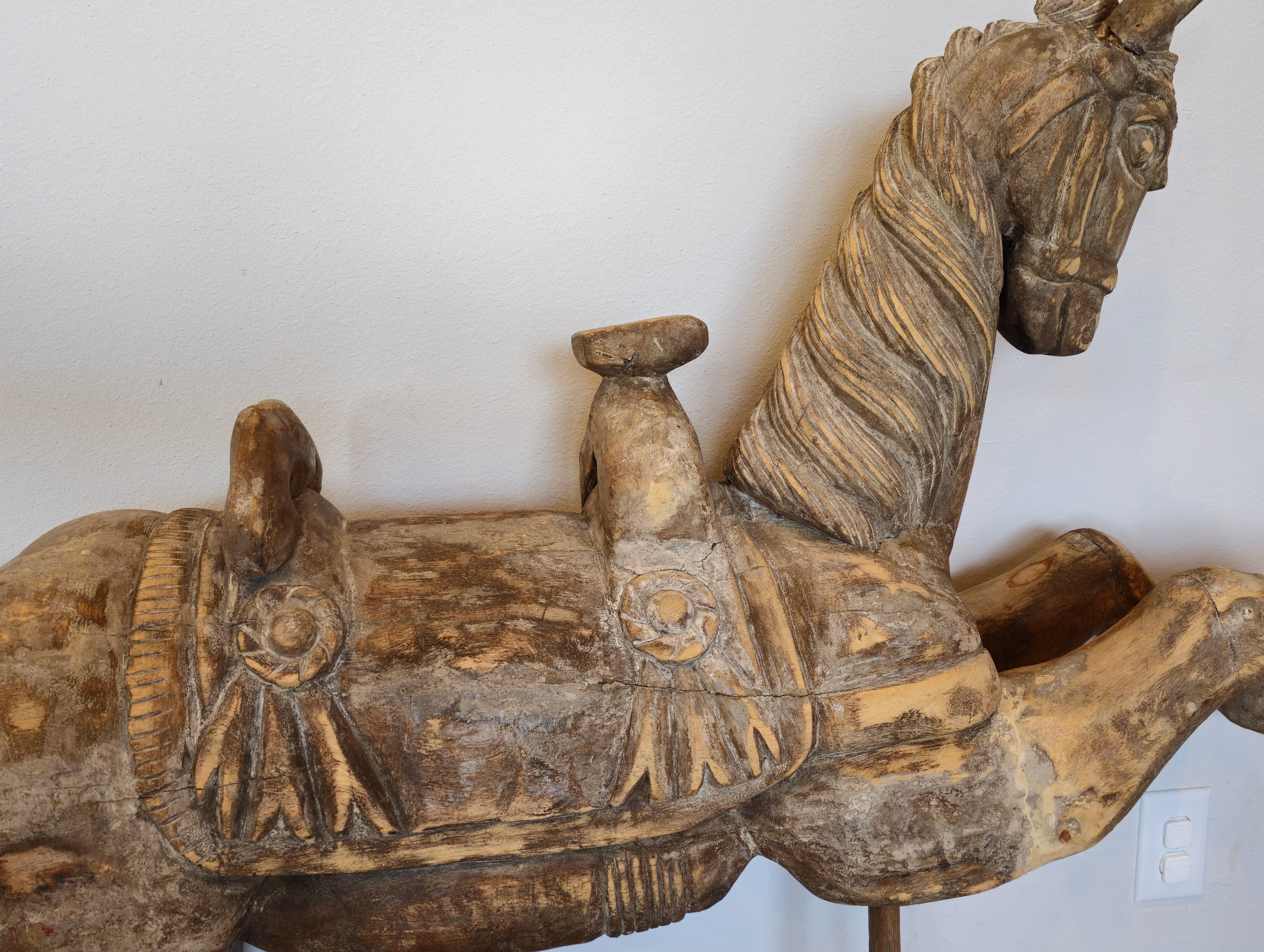 Große skurrile antike handgeschnitzte hölzerne Pferdeskulptur  (Holz) im Angebot