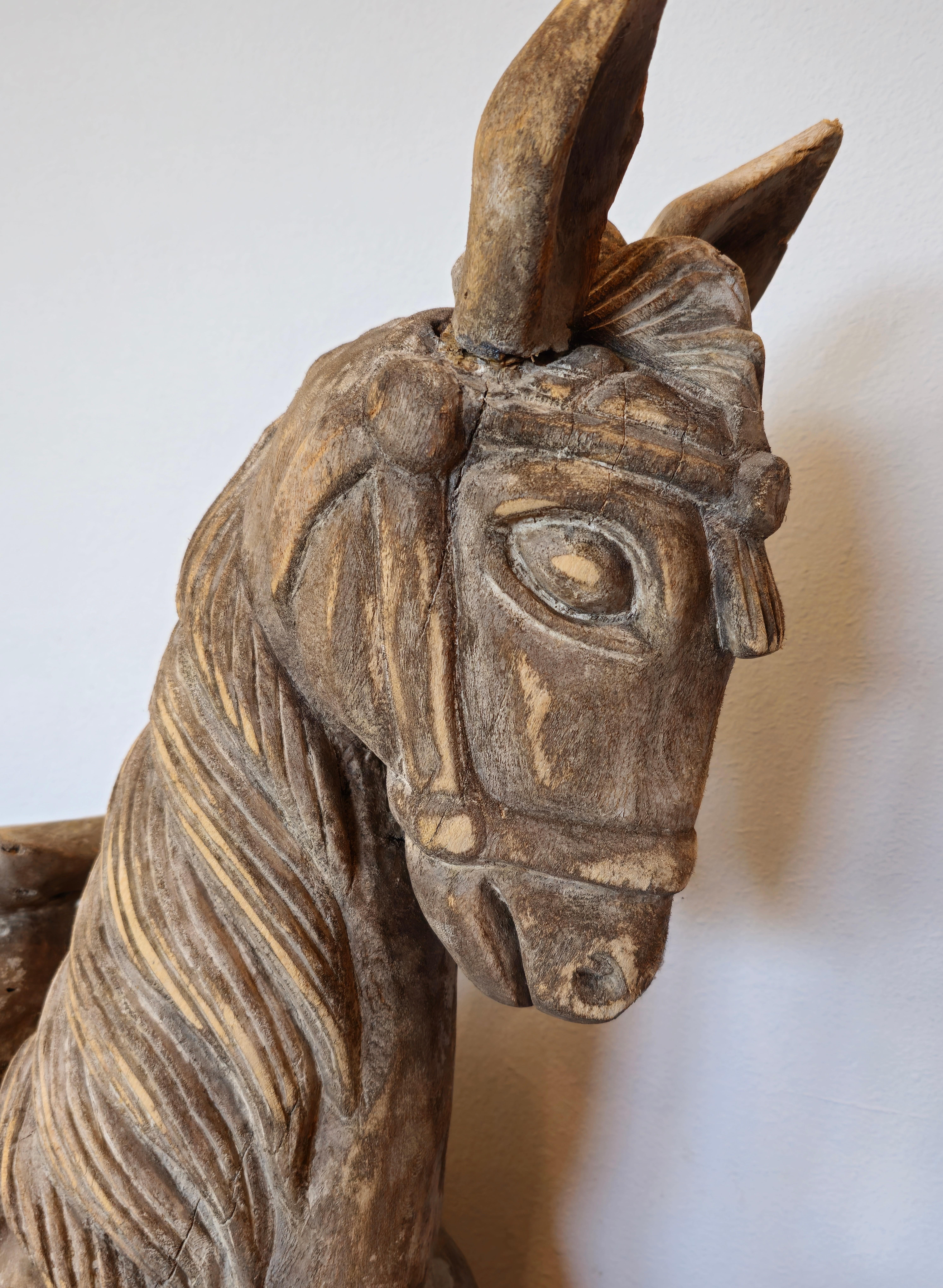 Grande sculpture fantaisiste de cheval ancien en bois sculpté à la main  en vente 1