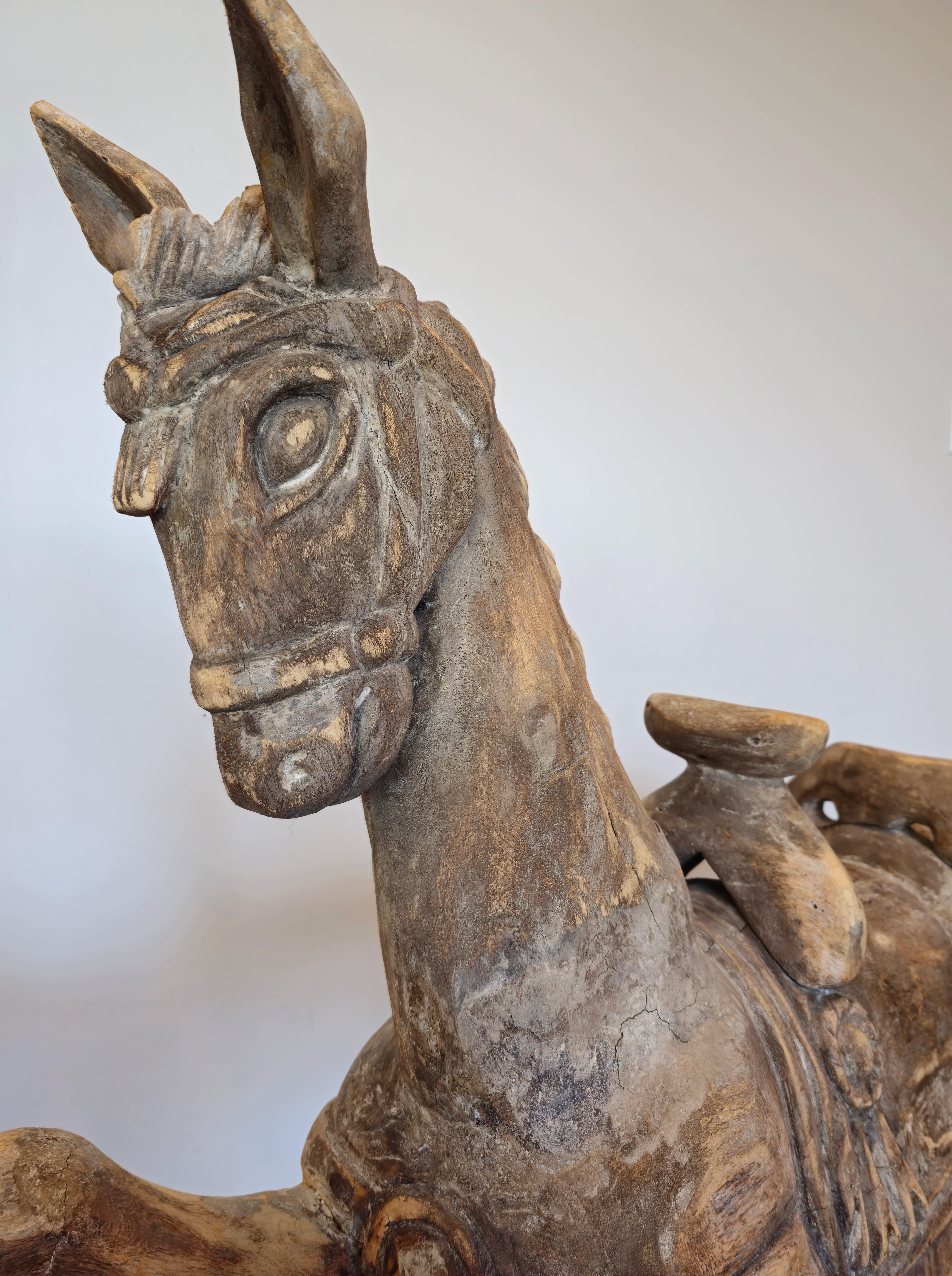 Große skurrile antike handgeschnitzte hölzerne Pferdeskulptur  im Angebot 2