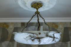 Grand lustre à pendentif en albâtre blanc veiné de noir, Suède, vers 1920